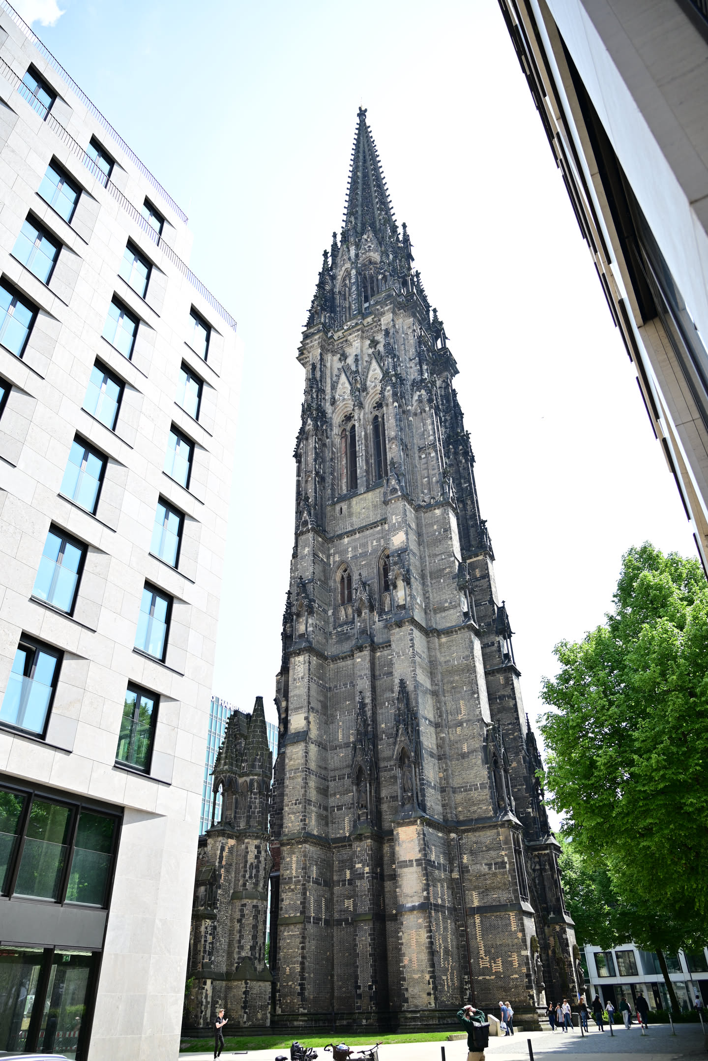 接著我前往聖尼古拉教堂，這是漢堡最高的教堂塔樓，他在二戰時被炸毀，旁邊的地下室有常設展空襲下的漢堡毀滅，如果你買了登高電梯的票可以順道參訪