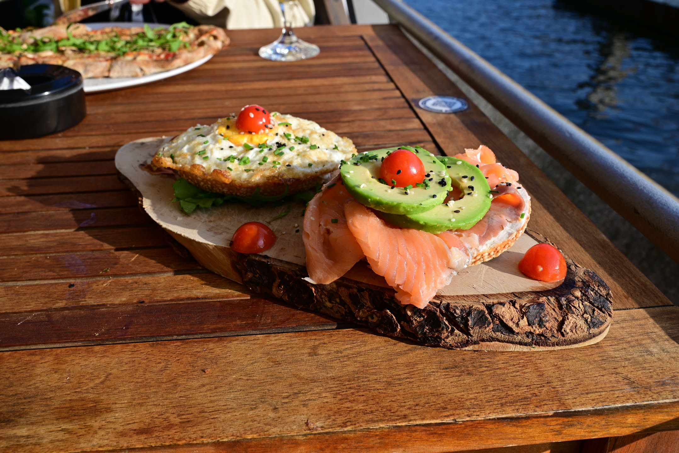 晚餐再次挑戰魚漢堡，人不會犯兩次同樣的錯誤，這次直接買沒有麵包的吃，不會掉牙齒了