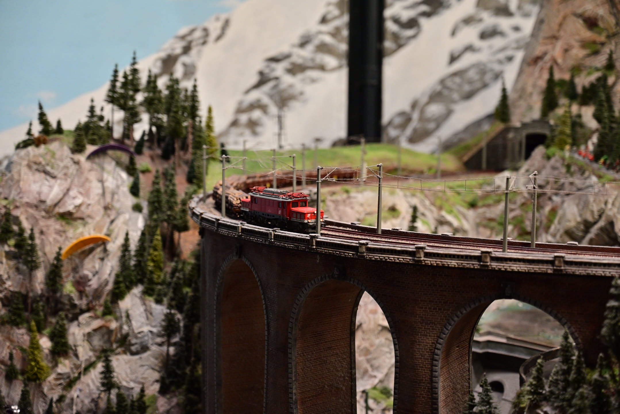 這裡有世界最長的火車模型，所有火車都是真實會行駛的，並且還可能發生交通事故 XD 屆時可以觀察他們是如何在模型上行駛，如軌道、磁鐵等