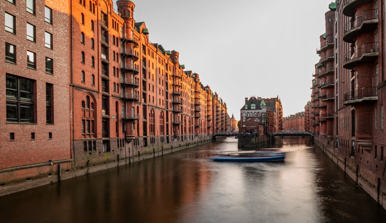 經典機位打卡拍照，令我想到 HPC-AI 夏令營住新竹火車站某間旅館，他的牆面就是在這裡拍的！有人知道是哪間嗎？～
