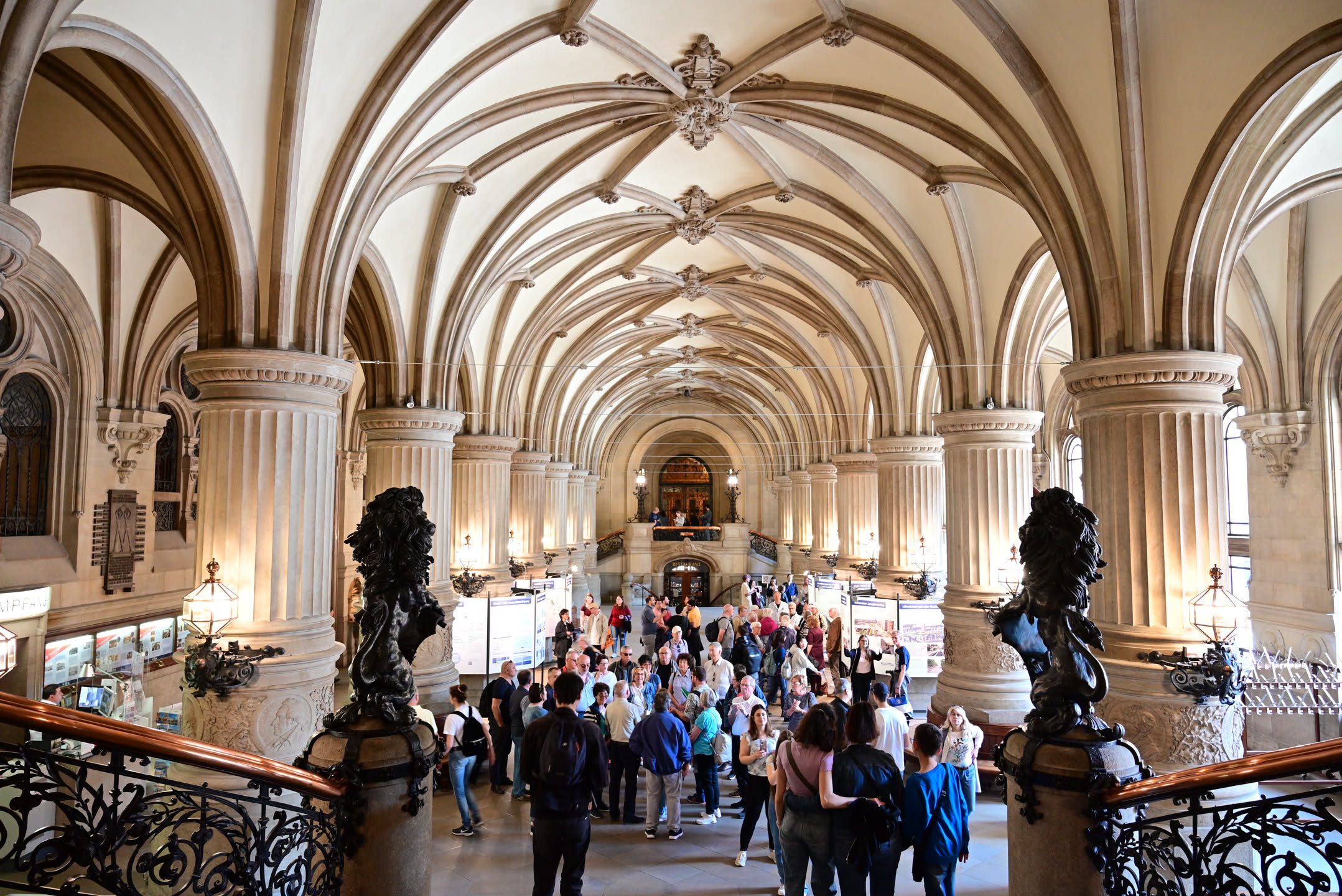 去市政廳走走晃晃，還記得市政廳的德文嗎？Rathaus！在市政廳的正門口，刻著漢薩自由市的名言 Libertatem quam peperere maiores digne studeat servare posteritas. 自由乃汝先祖奮鬥所得，願後人致力於珍惜之。讀過漢薩歷史的你應該心有戚戚焉