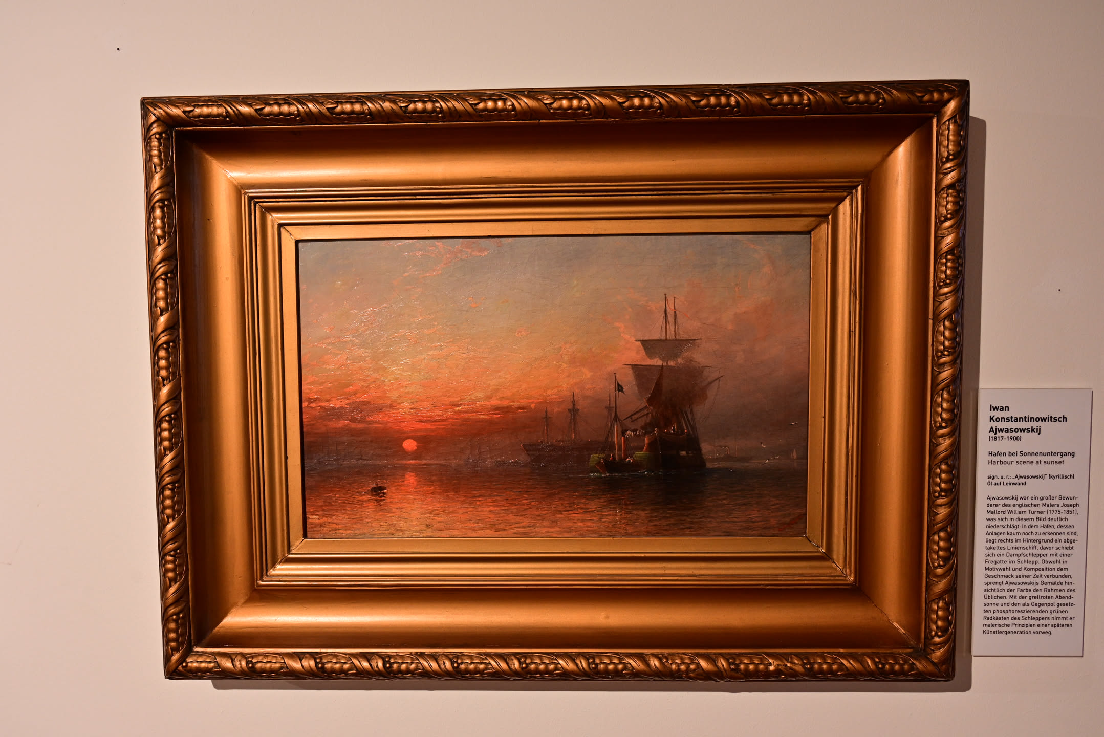 伊凡·康斯坦丁諾維奇·艾瓦佐夫斯基 (Iwan Konstantinowitsch Ajwasowskij) 所作，作品名稱為 《日落時的港口》（Hafen bei Sonnenuntergang