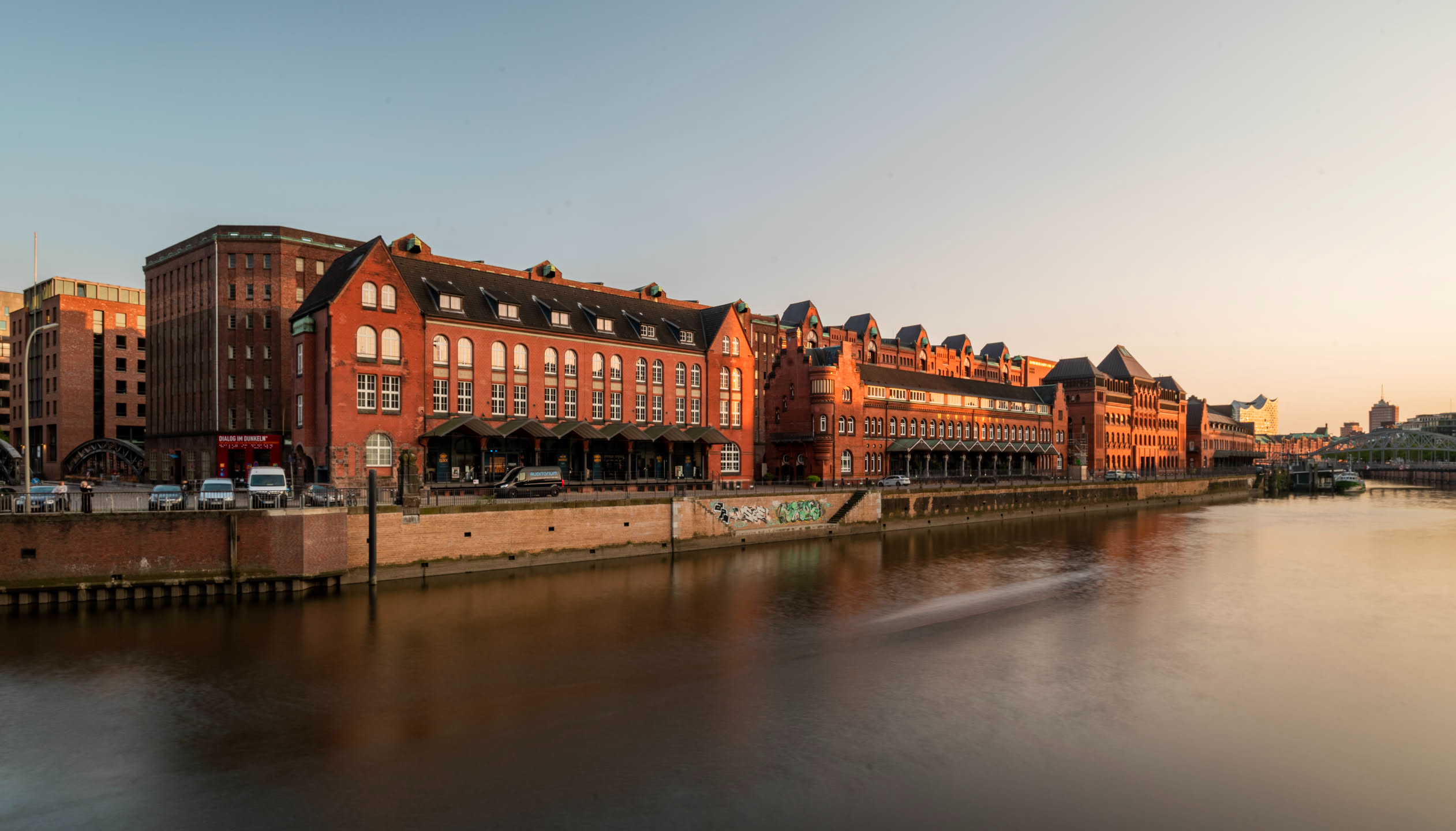 時間差不多了，約莫 20:30 我抵達昨天的紅磚房，記錄夕陽下美麗的漢堡舊城區市容