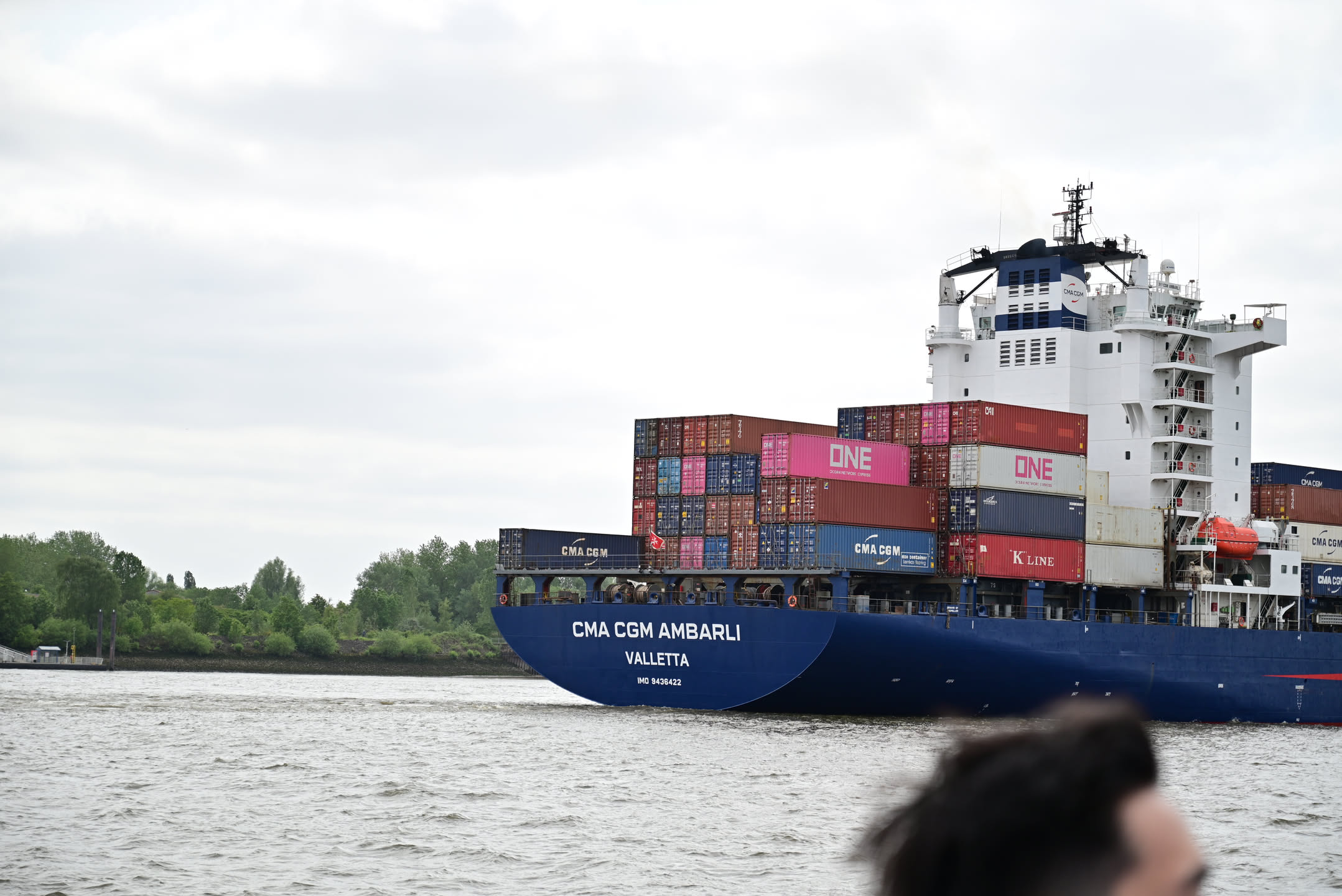 漢堡不愧是現代港口，一出發就先看到貨櫃船（這時我突然想到這趟旅程他們沒有驗船票）