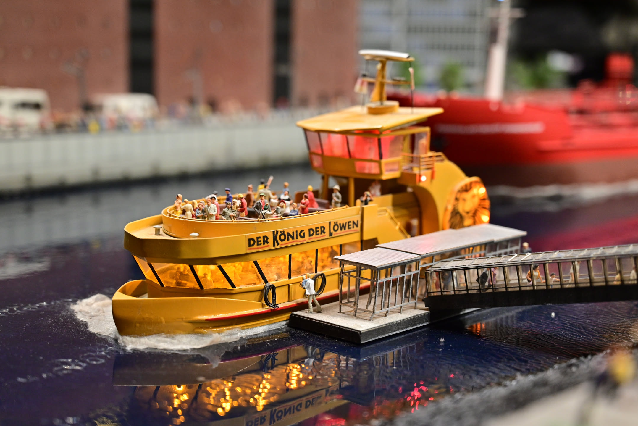 這幢三層樓的紅磚房子內濃縮了世界各地的知名景點，甚至包含了我們才剛搭過的 72 路交通船！你看我說能喚醒回憶立刻就應驗了吧！