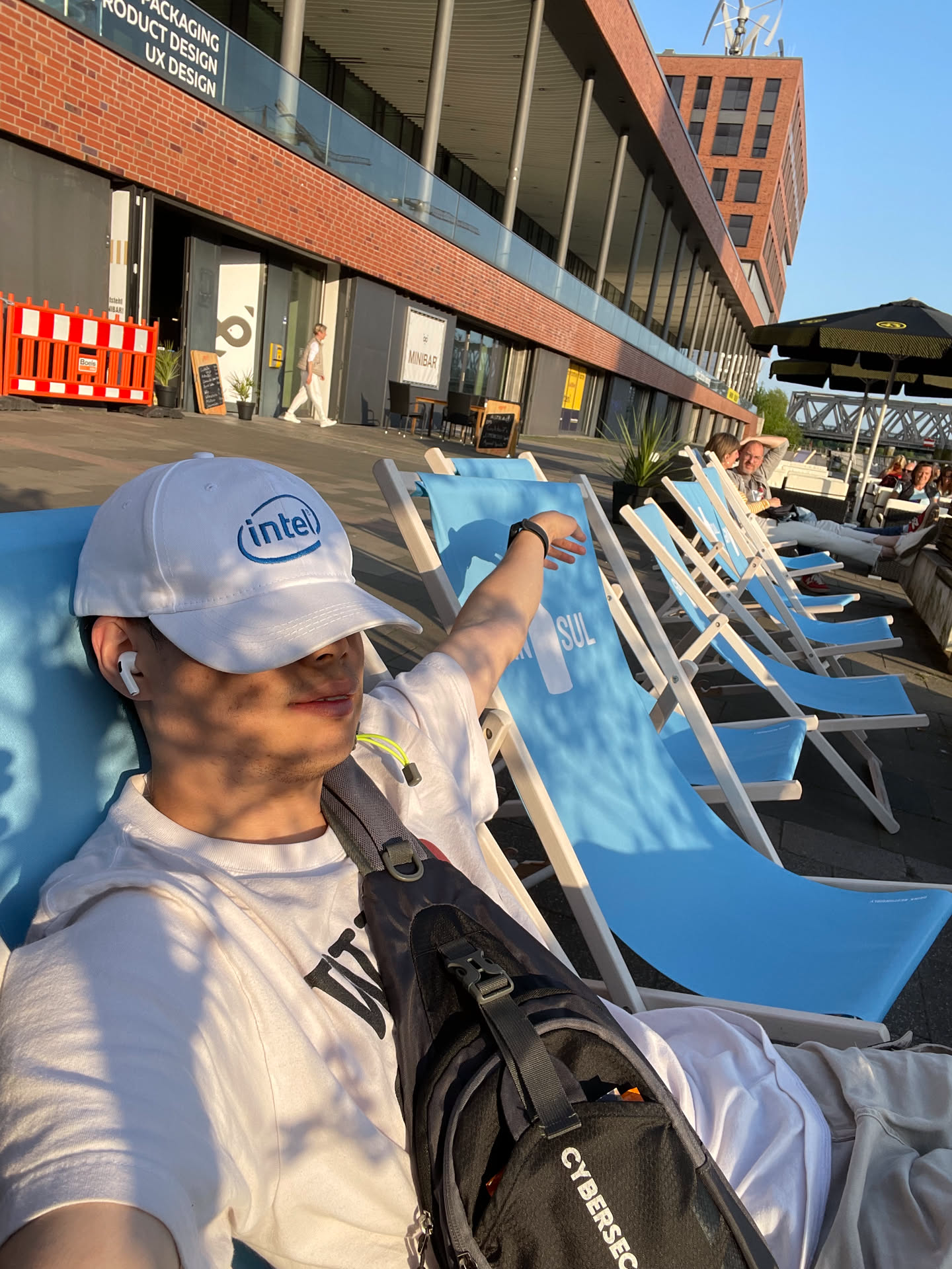 雖然已經 19:30 了，但漢堡的夏日陽光仍允許我擅自延長悠閒的午後，水道間偶爾會有上面的遊船經過，充當一回本地人跟他們揮揮手。