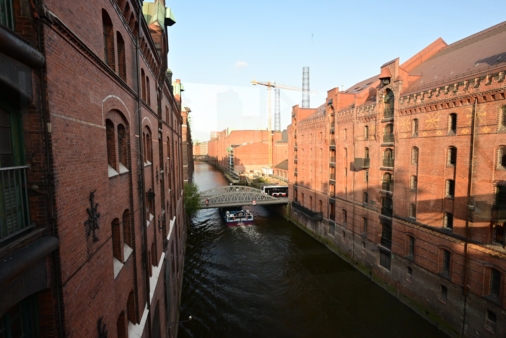 微縮景觀世界微博物館藏身在漢堡舊城區，紅磚牆的建築內，要仔細看才不會錯過他的大門。（上圖從博物館內往外拍）