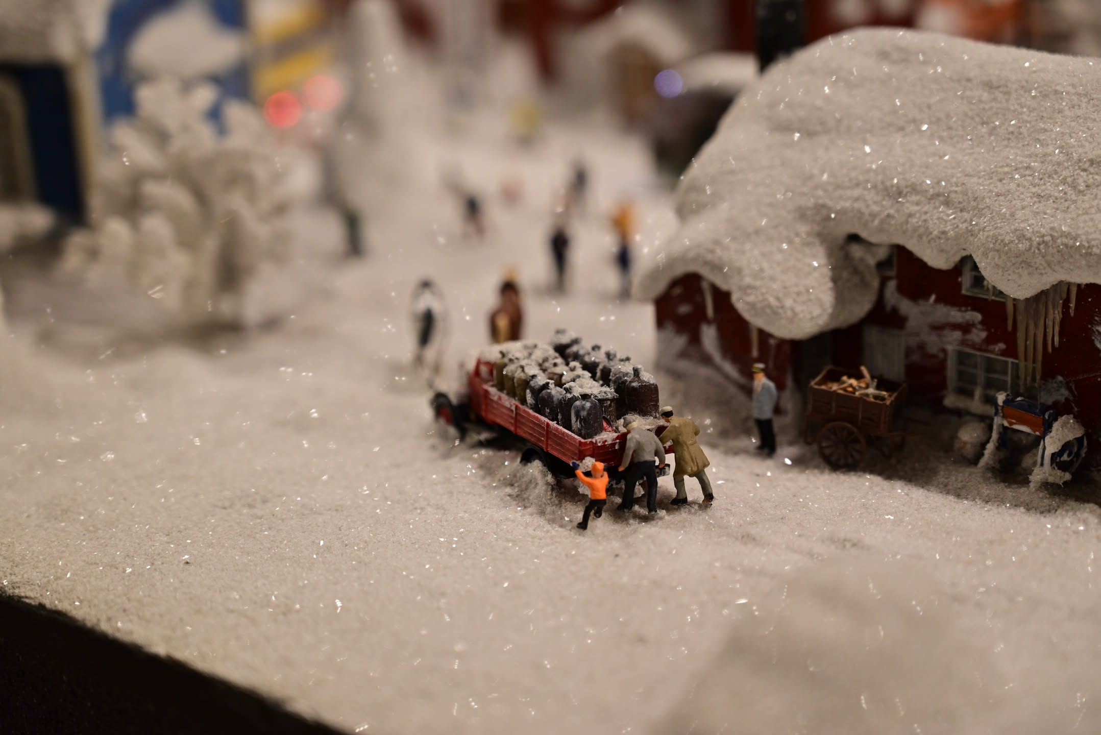 每一個角落都彷彿藏著一些小人物故事，值得駐足許久默默觀賞。不經思考當初設計展場的人們是否把自己的親身經歷藏在其中呢？