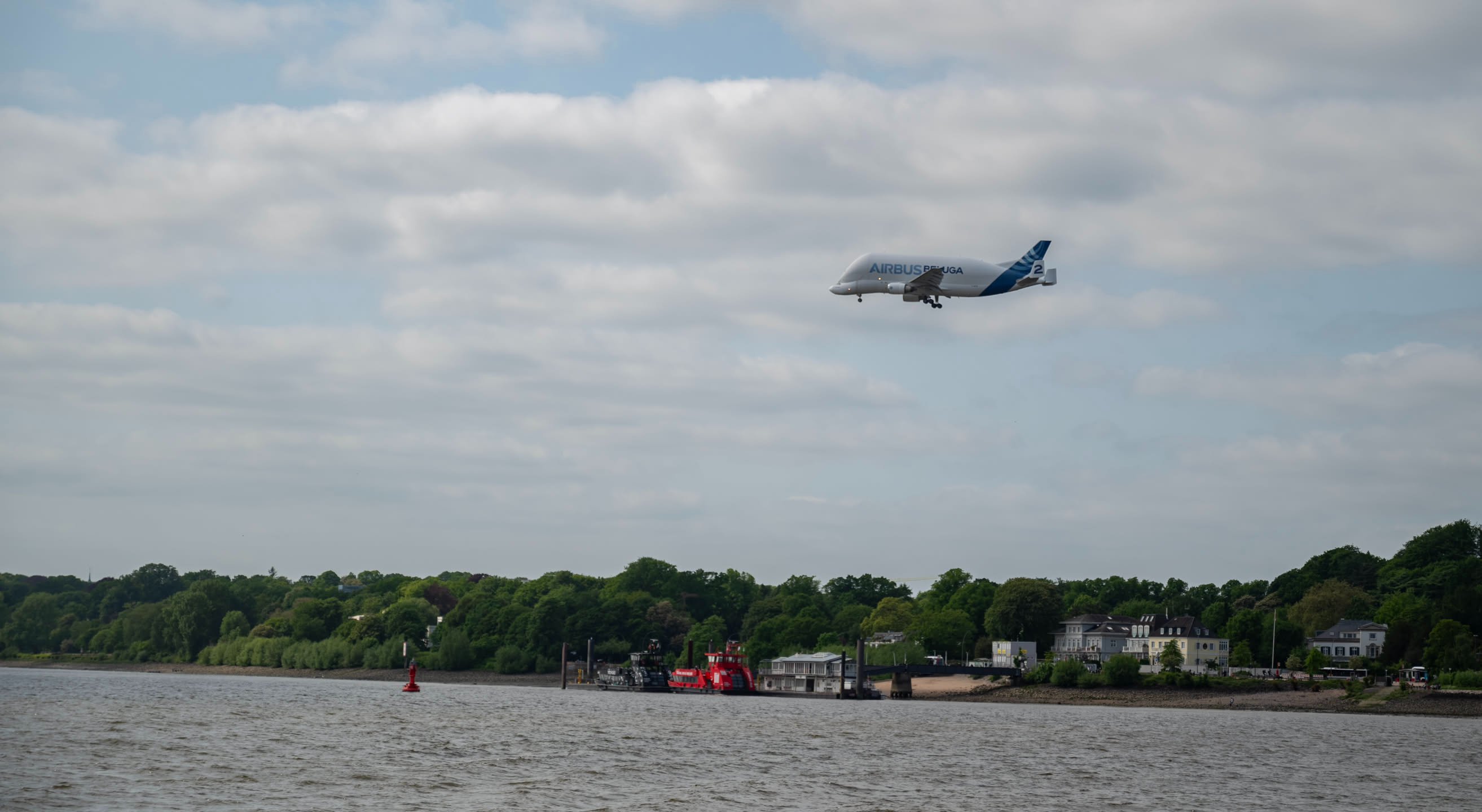 沒想到運氣很好，剛好遇到 Airbus Beluga 在執勤，準備降落在上圖的工廠。這是 AirBus 自己設計的運輸機，也是現在主力的零件運輸機，往返於 AirBus 的各個分工廠與總組裝廠法國圖盧茲