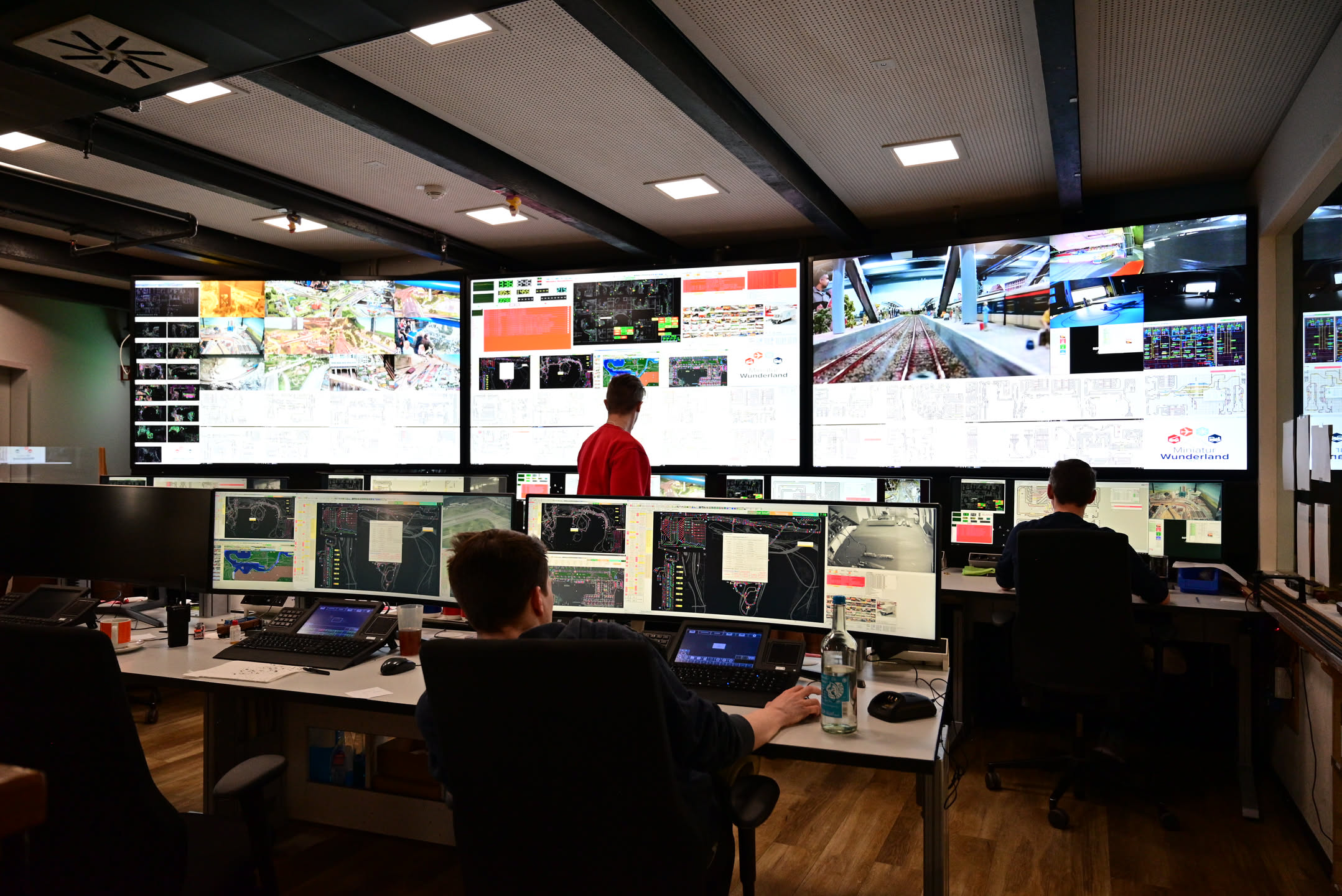 微縮博物館甚至有所有鐵道與交通系統的中控台，遇到事故脫軌/卡著等會派人出去處理。
