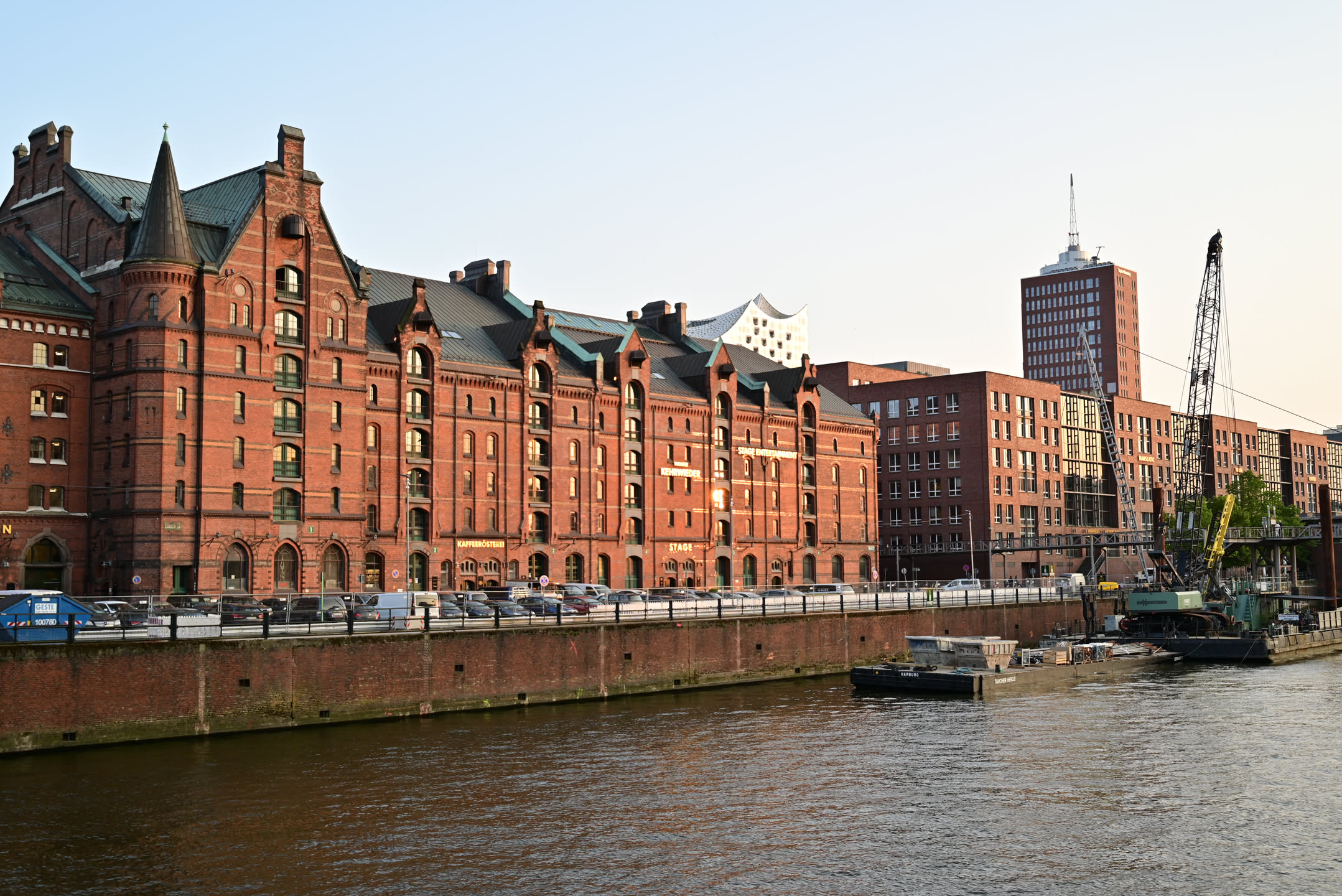 這博物館實在有太多地方可以細細品味了，一出來就晚上九點了，光有點暗來不及拍照了（對，這就是高緯度地區的晚上九點），我決定明天再來拍下這些紅磚建築的風采。