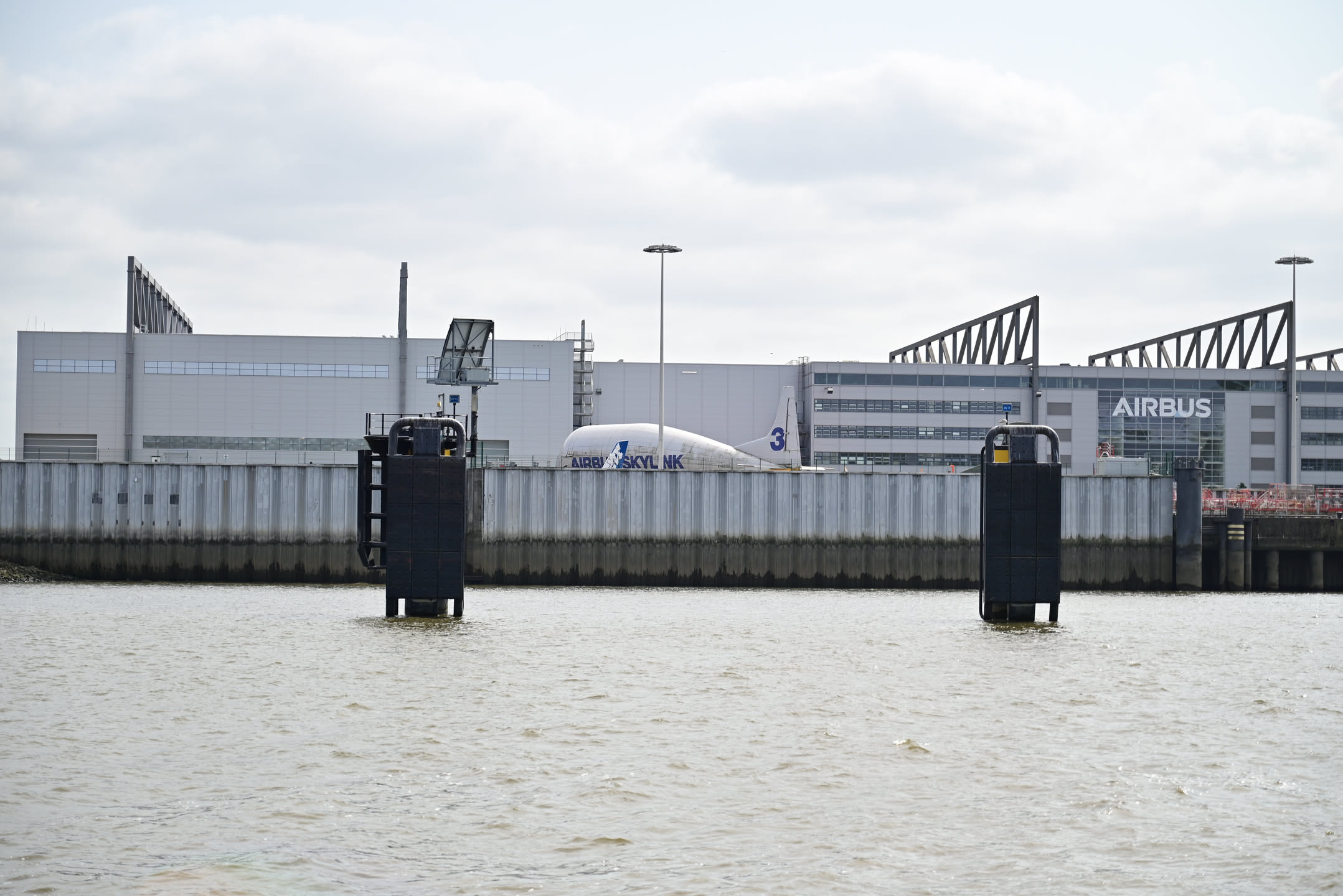 漢堡作為 Airbus 的重要生產基地，可以在這邊看到他們位於河邊的工廠（參觀需提前預約），還有運輸機 Airbus Skylink 3 ——這是 Aero Spacelines 由波音 B377 改裝而來的運輸機，當年還有一句揶揄是 "Every Airbus is delivered on the wings of a Boeing."