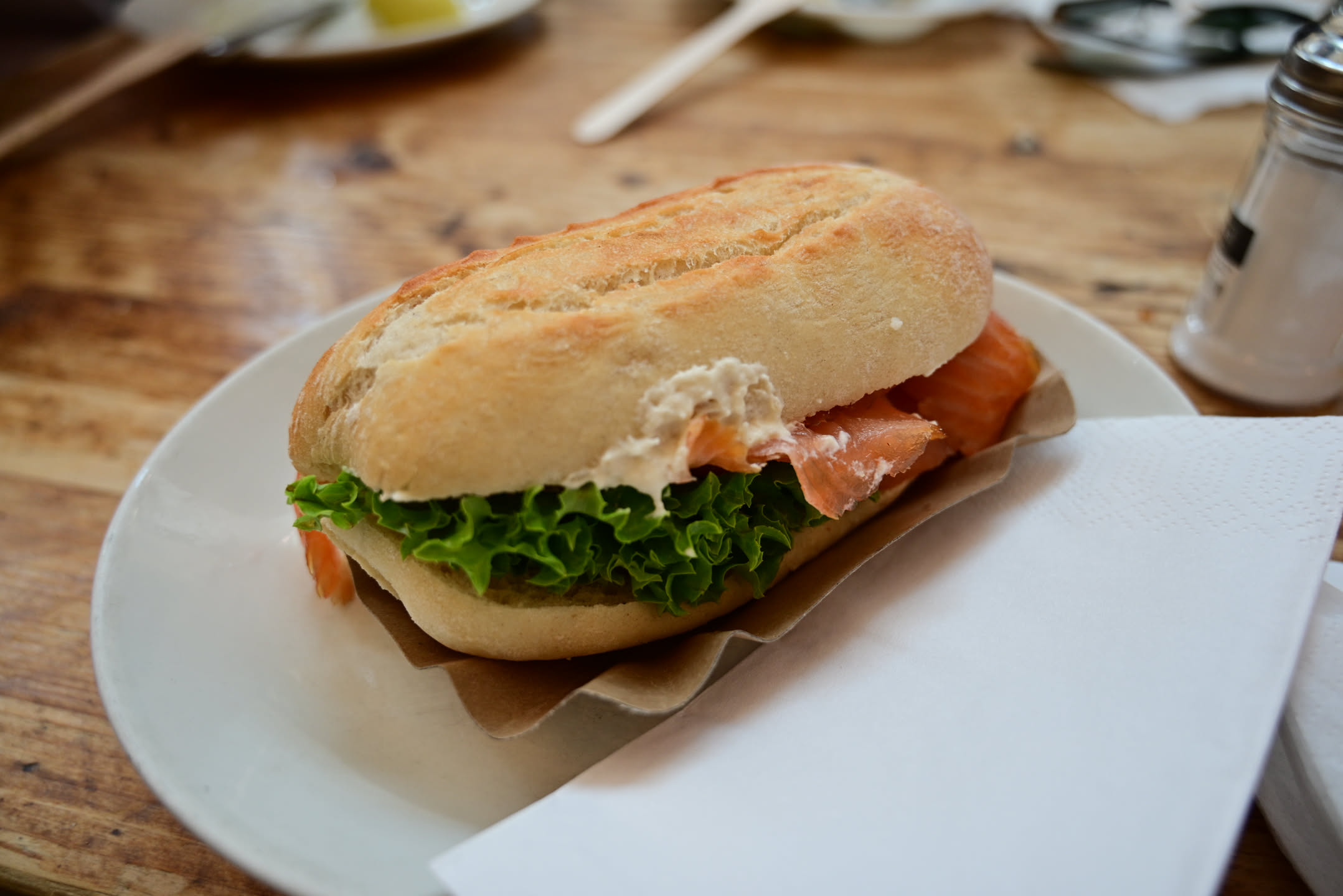 來吃漢堡當地特色美食，魚漢堡。但有個小缺點是麵包很硬要小心，我把我牙齒咬斷了到現在還沒去補⋯⋯