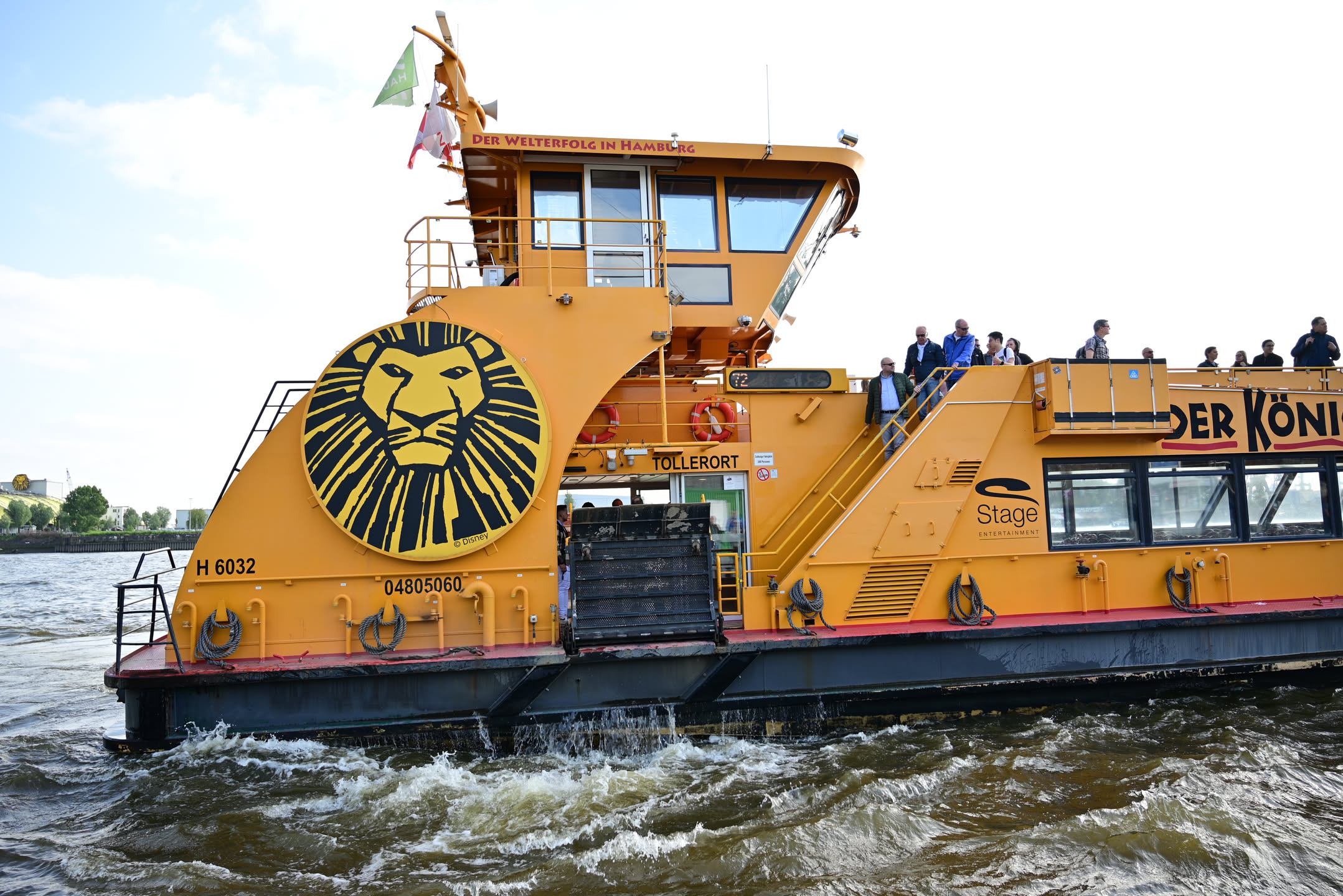 交通船就是漢堡的公車，碼頭有賣票很便宜約 2 歐元，請務必認準上面小小的 72 LED 燈號才不會搭錯