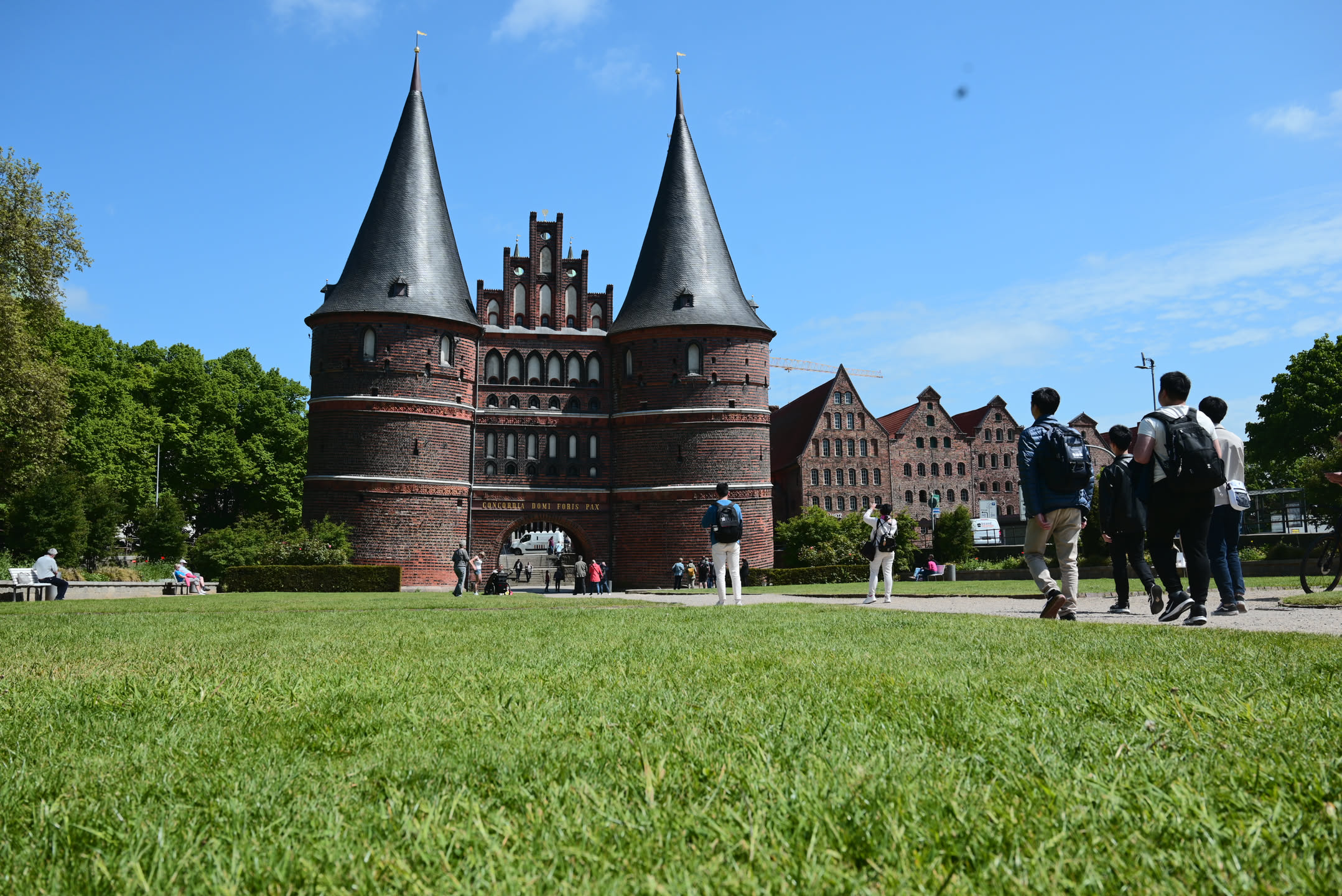 幾個人浩浩蕩蕩的前進 Lübeck 城，有種史詩大片的感覺