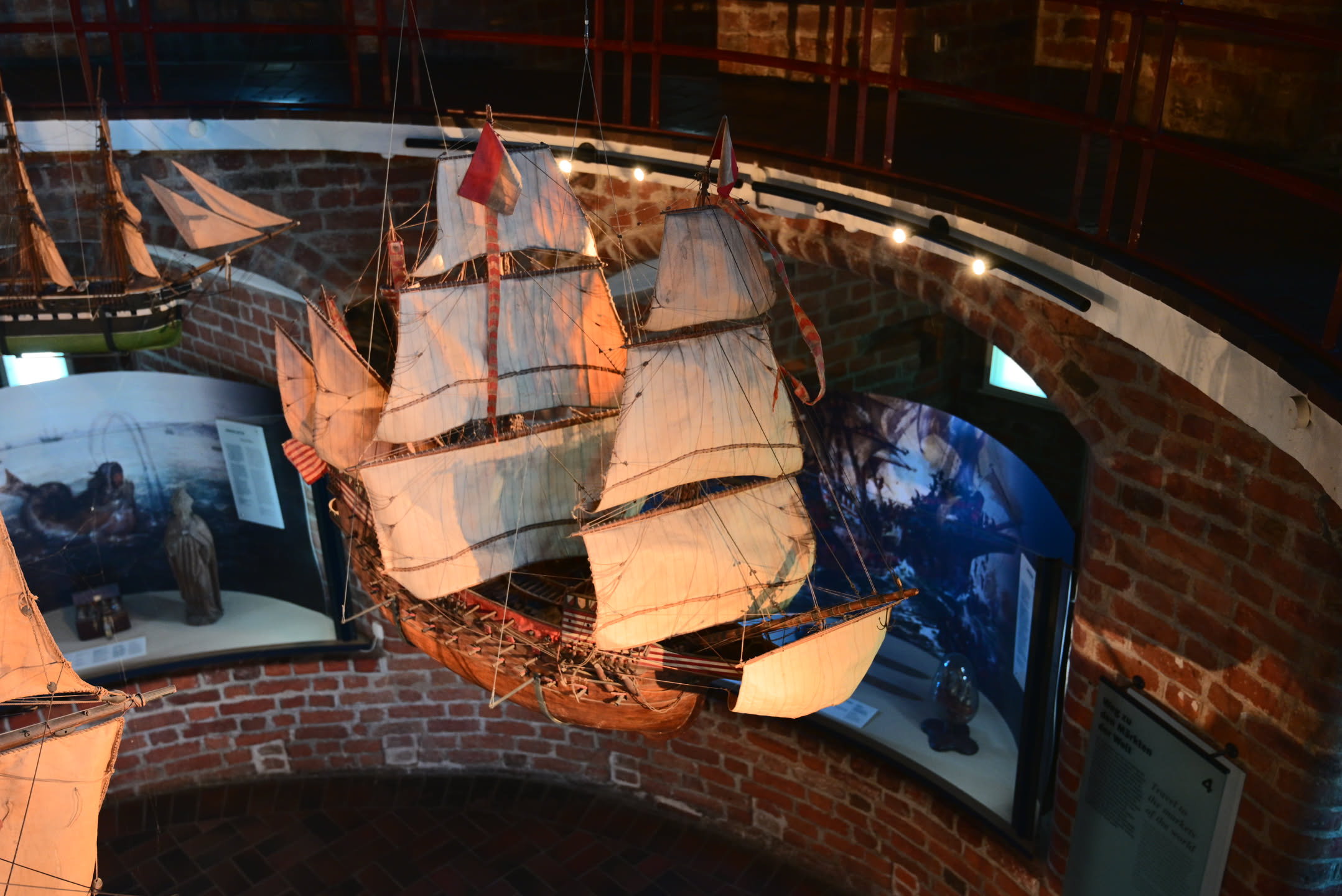 博物館內有大量的帆船模型、當時貿易的工具、關押犯人的牢房等