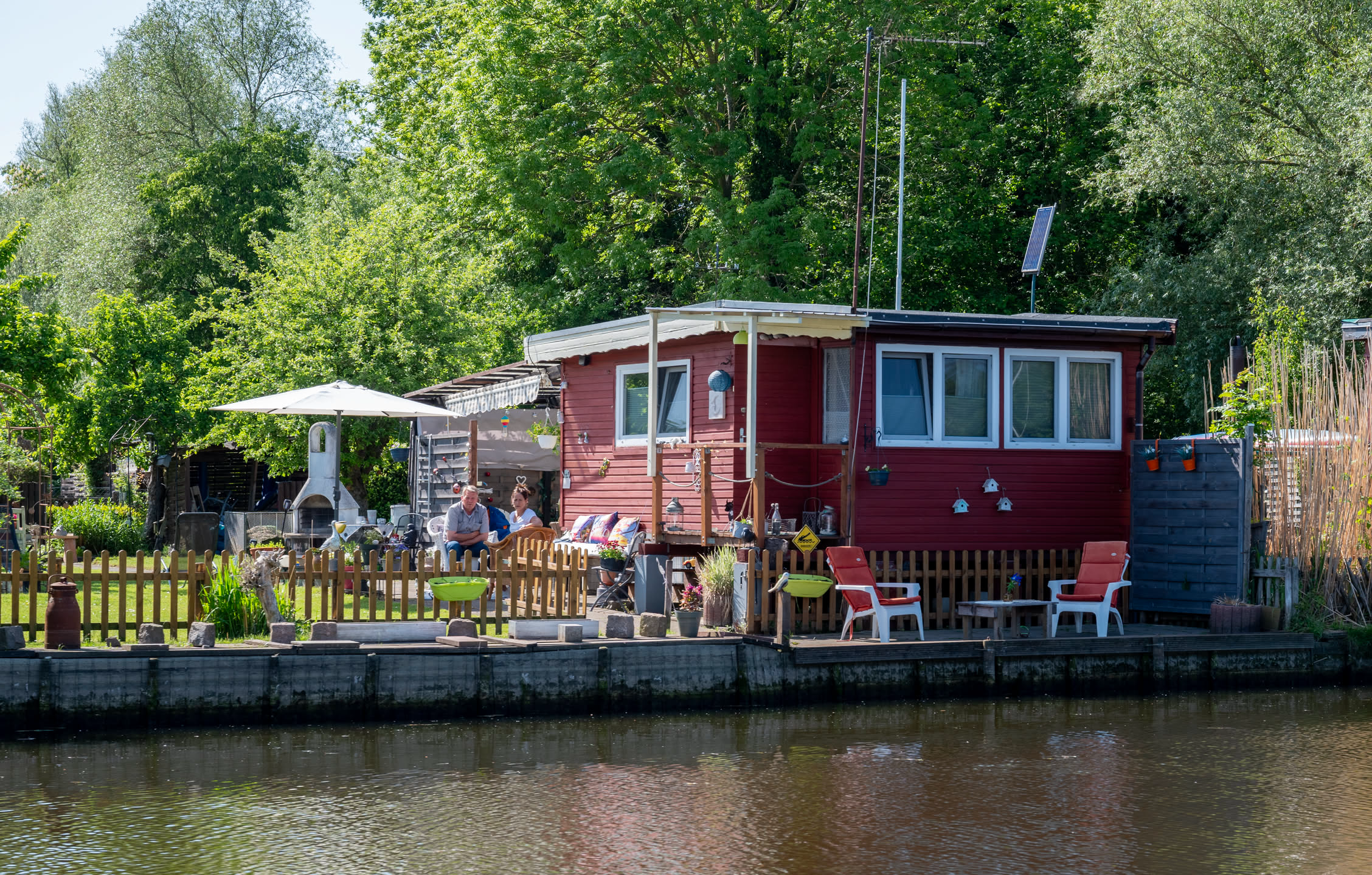 小鎮沒有什麼壯麗的景觀，但也因此船長航過不少小支流，行經幾戶人家，看德國人悠悠閒閒地度過涼爽的夏季午後。