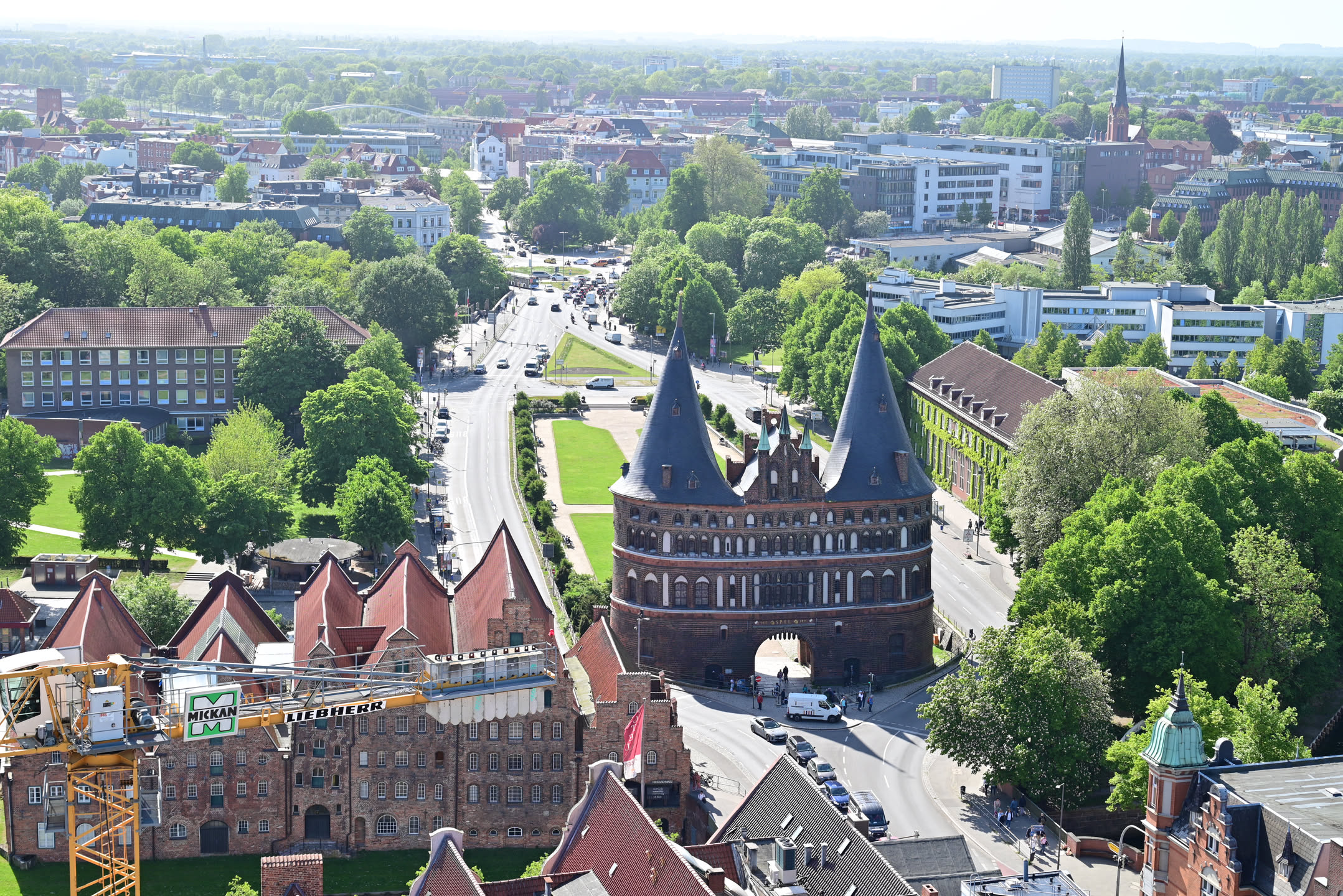 下午從塔頂往霍爾斯滕門城拍是逆光，但從這個視角拍出去的延伸感漂亮的