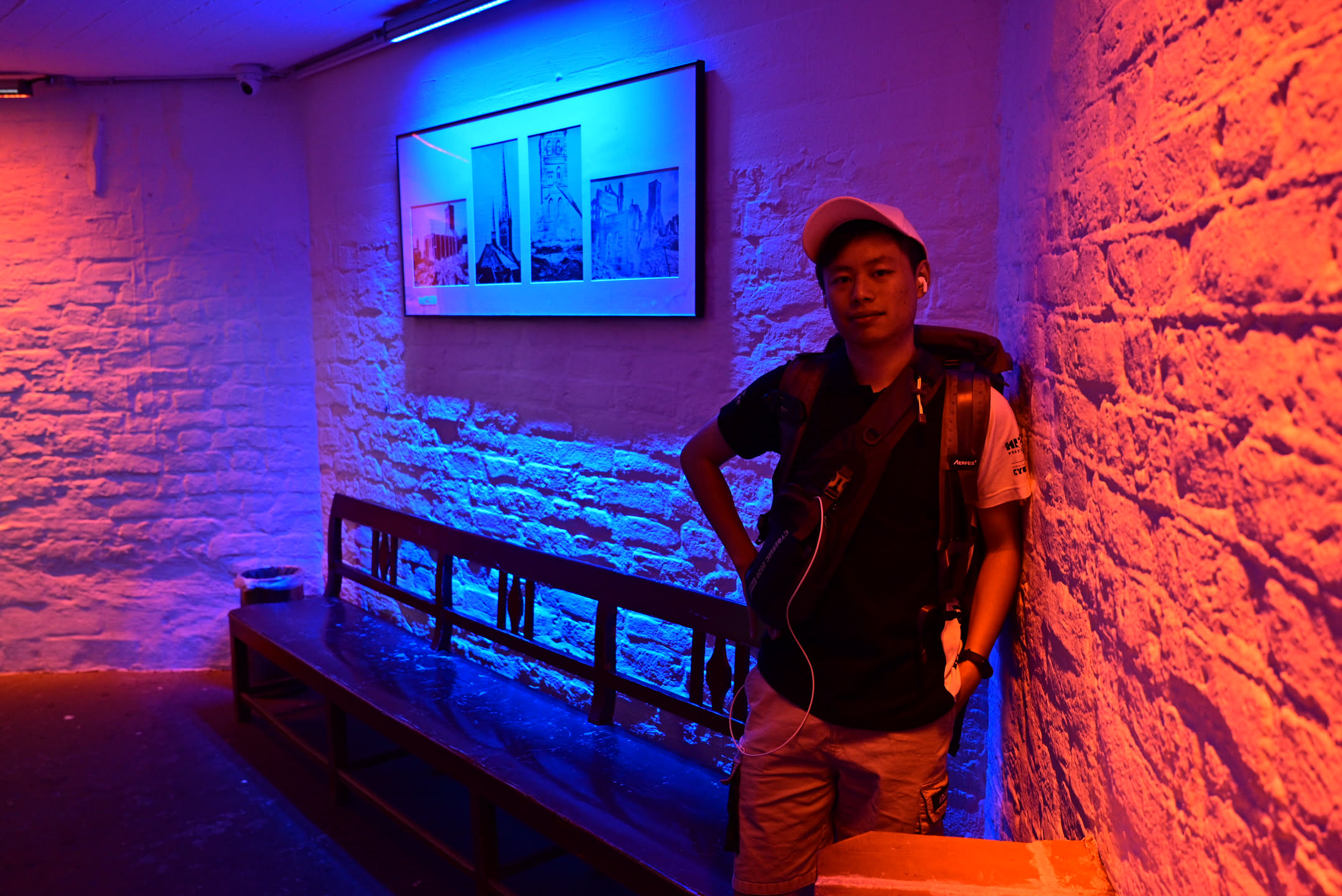 不知道是誰想得，塔內搞得很 Cyber，穿著 HITCON 衣服毫無違和。