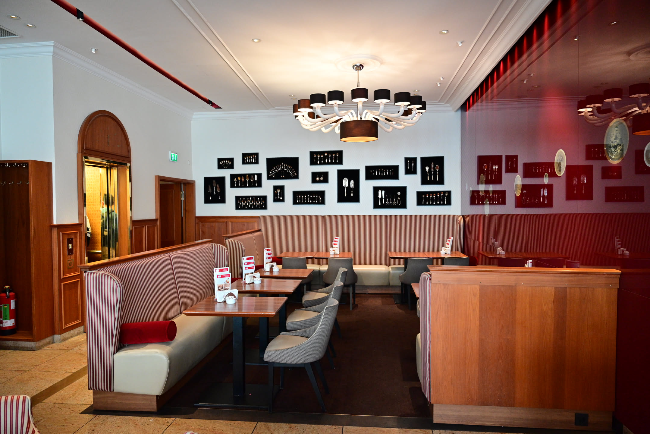 呂北克因為貿易杏仁，以杏仁巧克力著名，不妨在當地品嚐一番。Café Niederegger - Stammhaus 