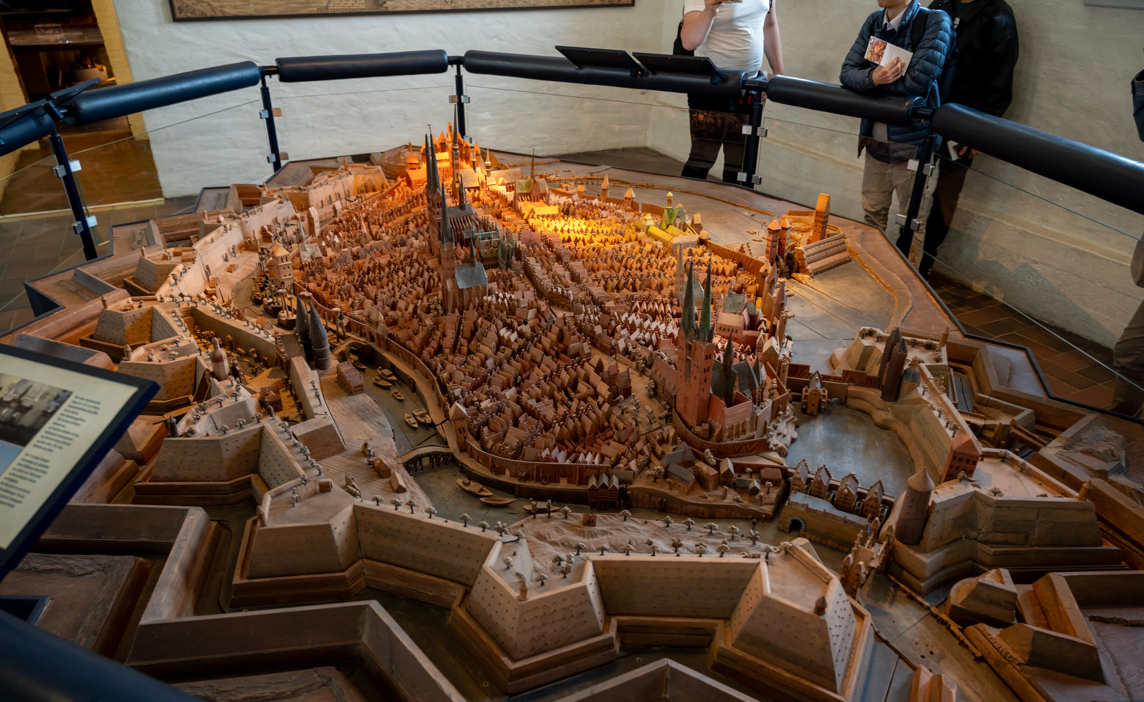 塔尖裡面是一個博物館，大致介紹了 Lübeck 的歷史地理，我們從左邊的城門進入，可以隨運河繞一圈。