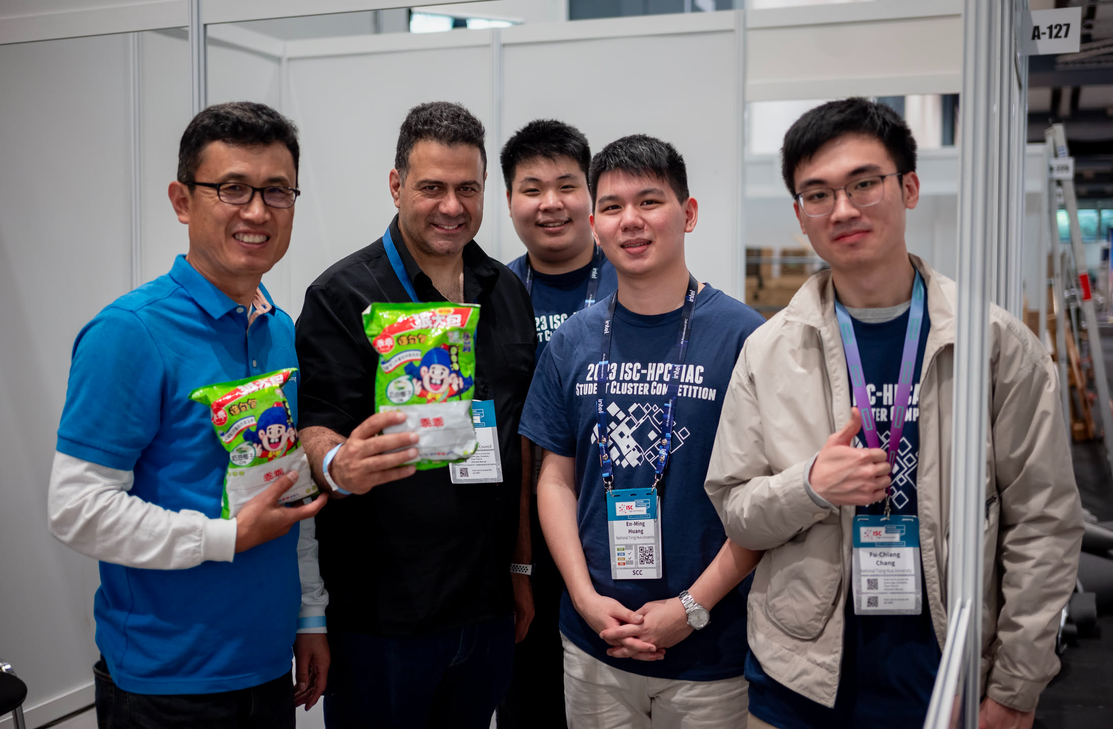 與主辦單位、其他學校的學生教練和工作人員分享台灣的特殊文化—乖乖的故事