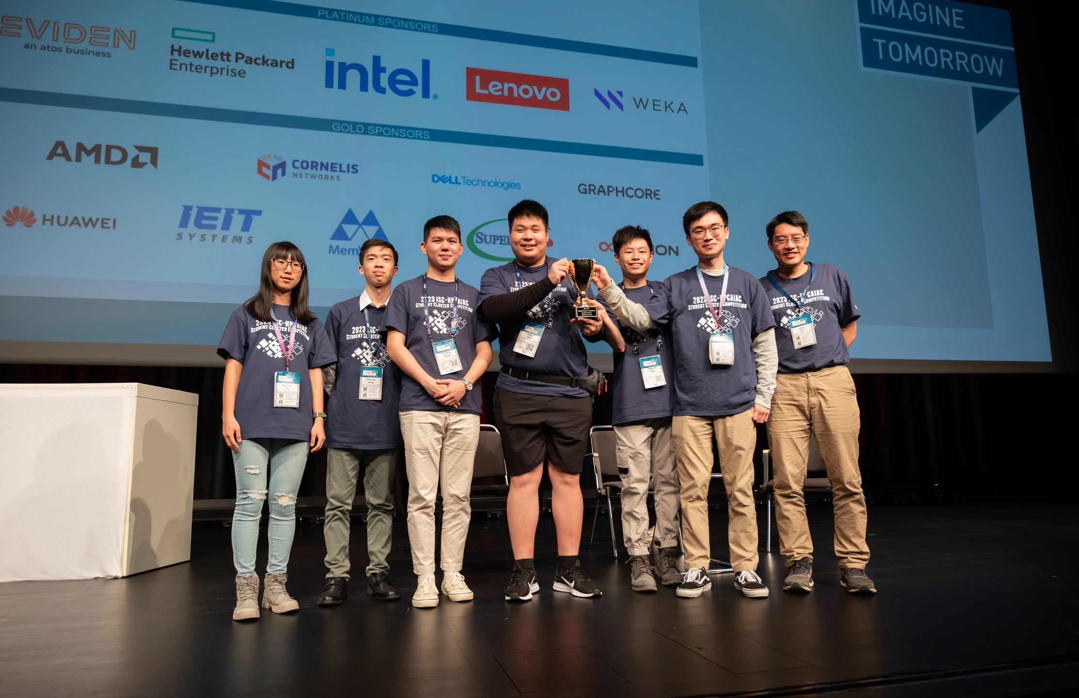 團隊成員站上領獎台，記得要請朋友幫忙拍照，官方照片好久才拿到/或拿不到