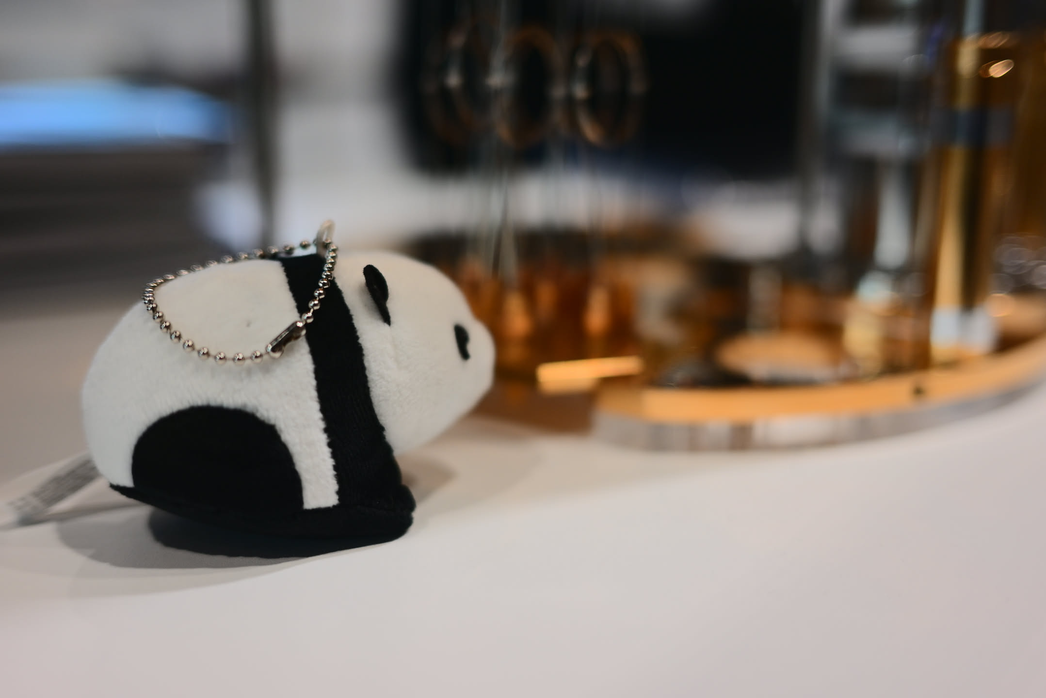 以這隻看著量子電腦模型的清大熊貓收尾！期待 HPC 產業、清大超算、及我個人都能持續成長！