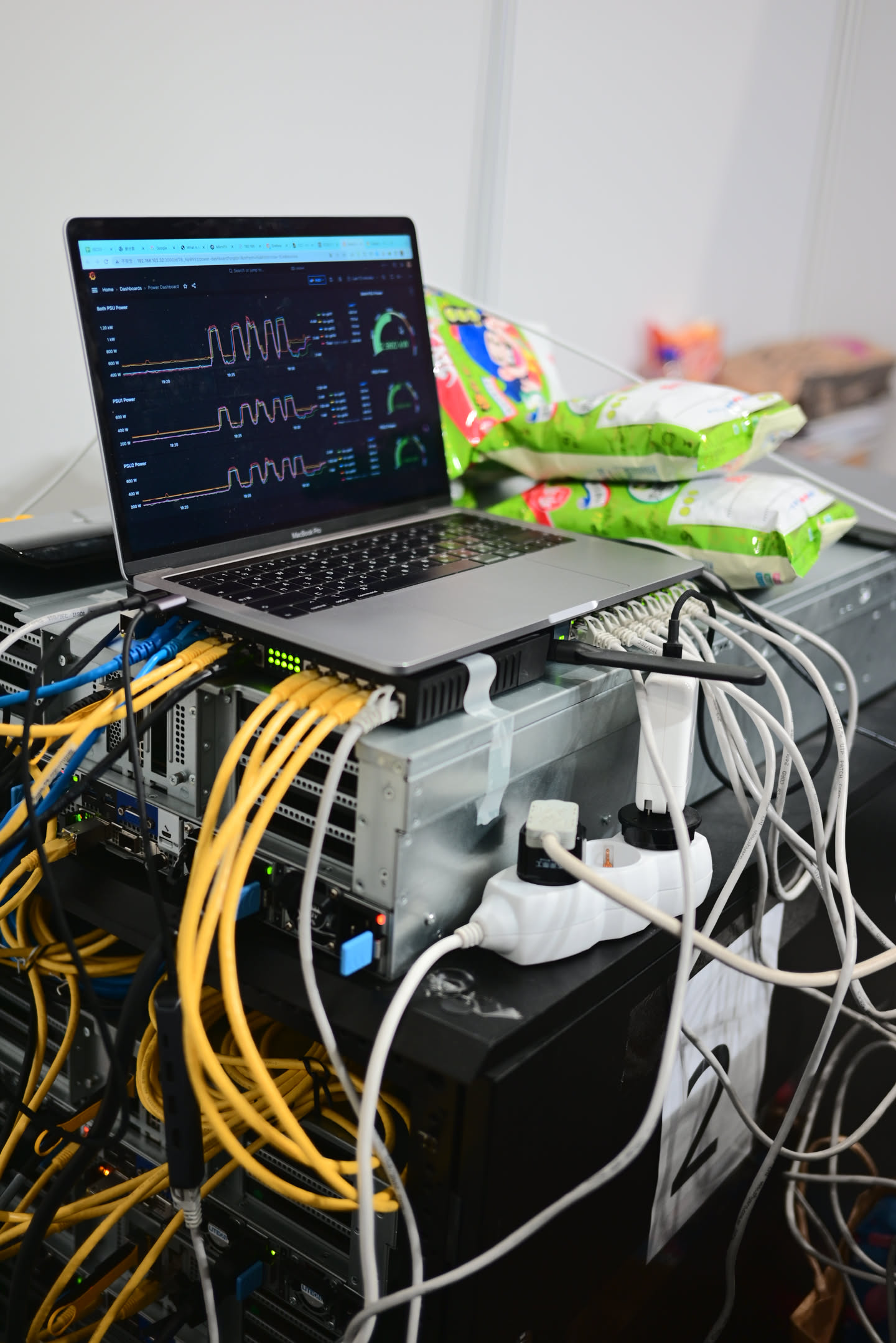 比賽很趕，線可以亂，乖乖一定要上。比賽一般不允許使用 WiFi 連接，所有筆電都必須接有線網路，SCC 甚至很嚴格得會用 wifi snooper 監控。