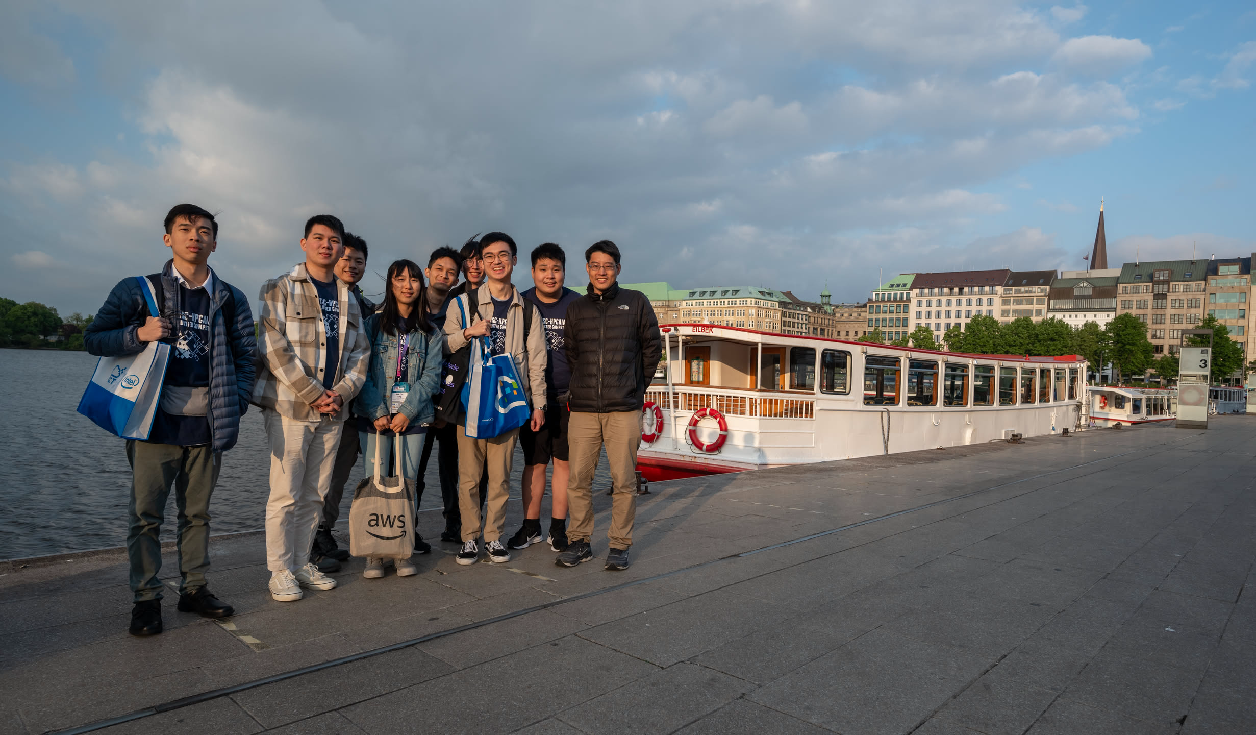 在漢堡的 [Außenalster](https://maps.app.goo.gl/eA7XH4owJ3eQJhM86) 湖旁合照，結束這回合，此時的我沒有想到明年還會再次踏足這裡。