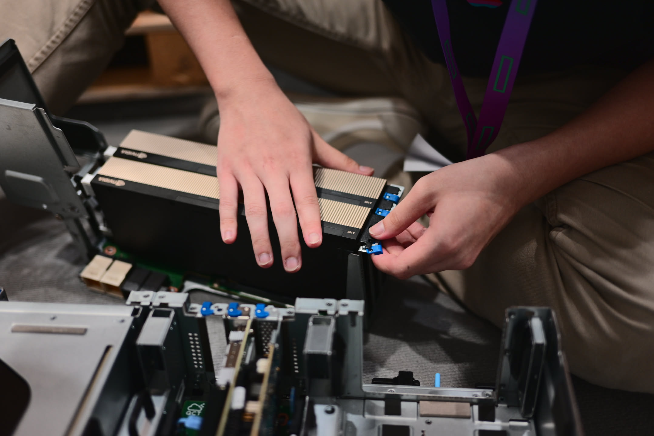 安裝 NVIDIA A100 到 Riser 再到伺服器上