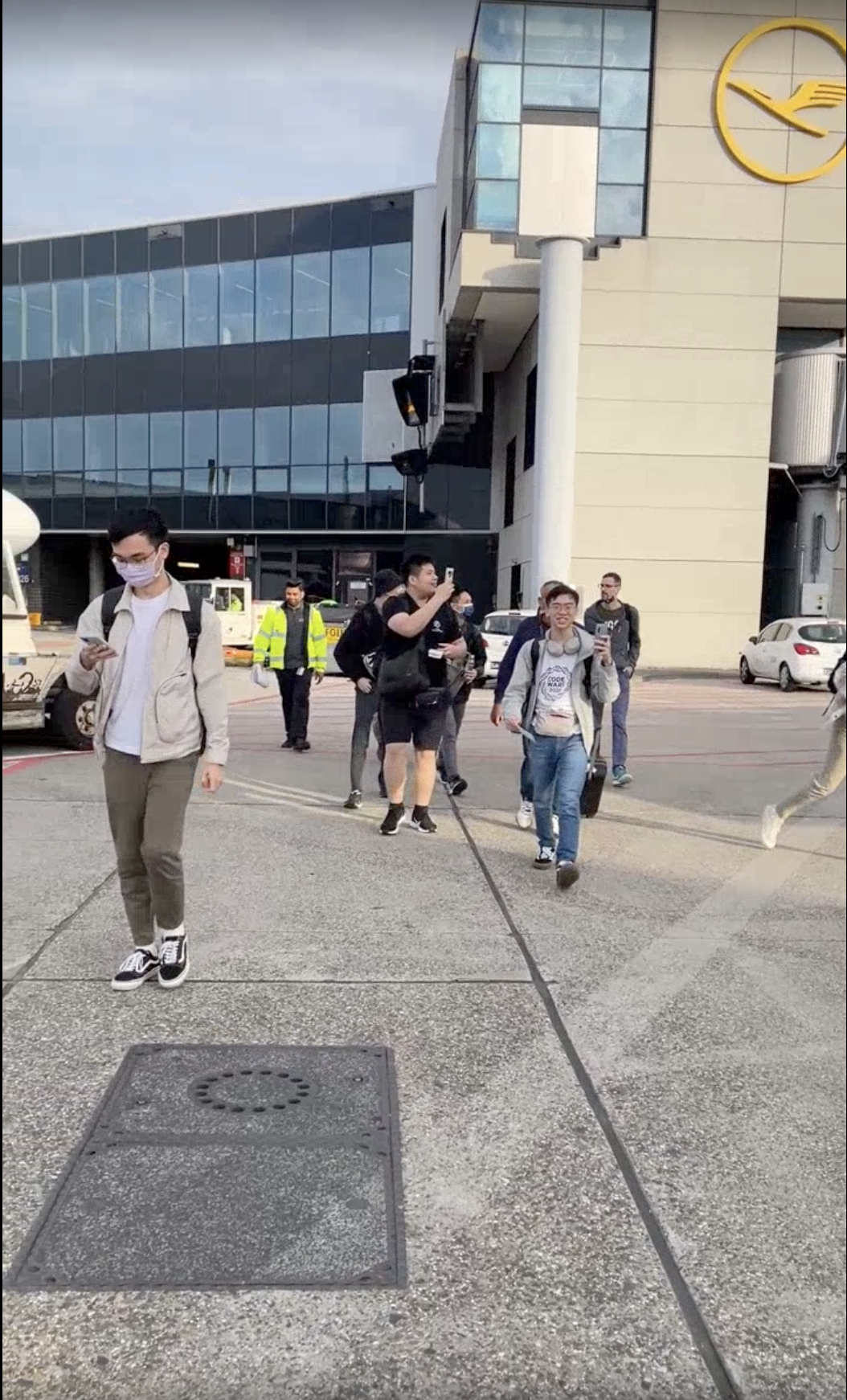 在台灣沒有什麼機會直接從機場建築走機坪上飛機的，大家都滿興奮