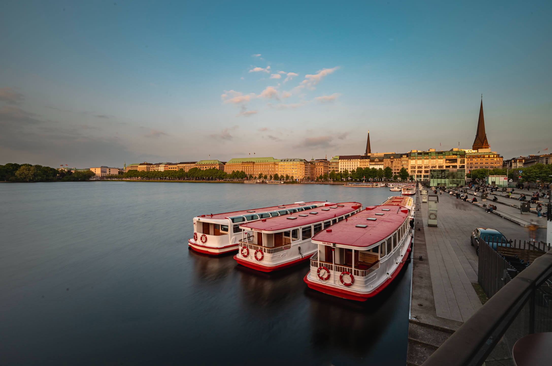 餐廳靠湖一側，有一小塊陽台，可以悠哉拍照，不用擔心東西被偷。