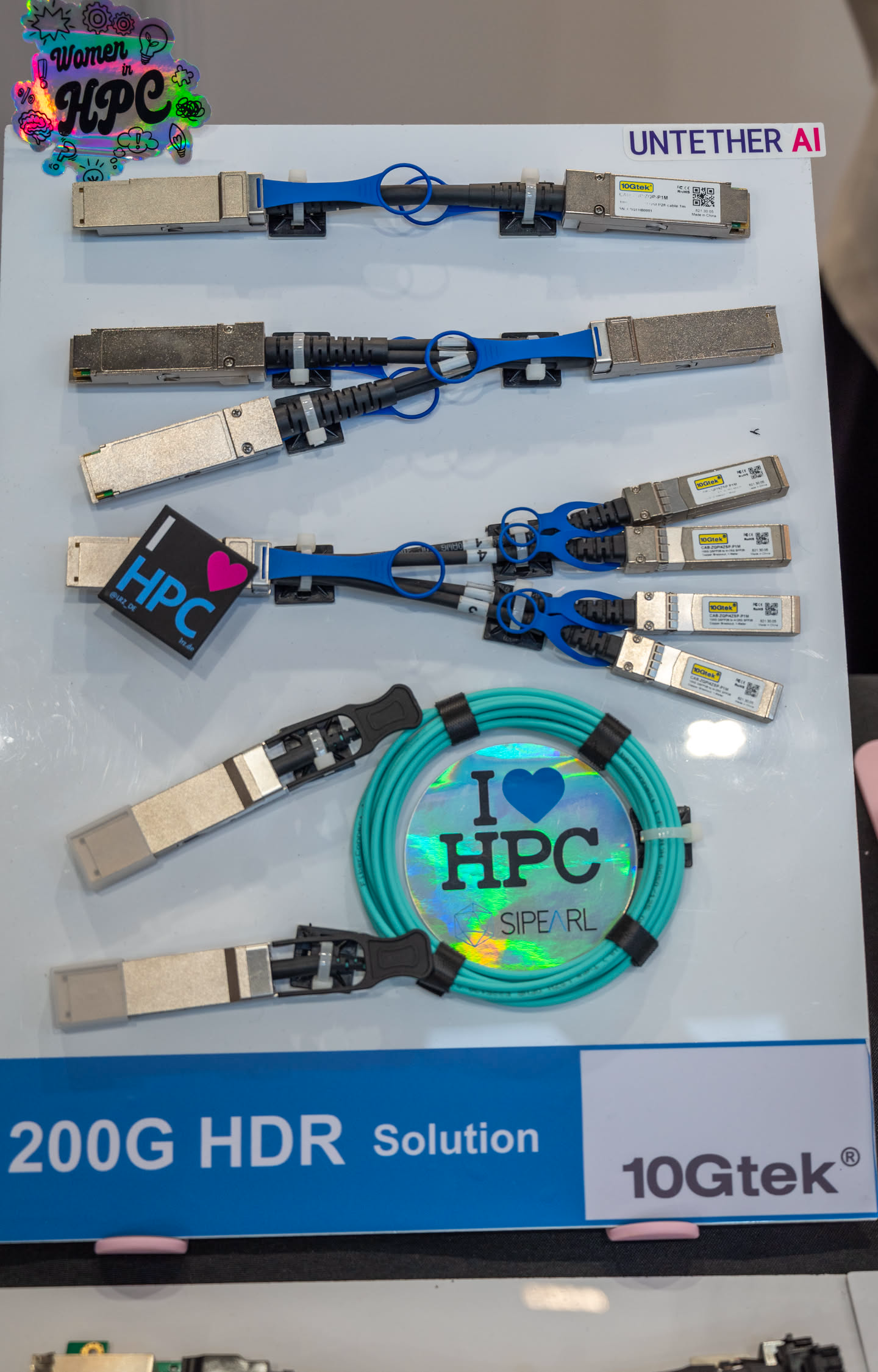 現場也有不少設備商展示不同零組件或接口，例如這是 200G HDR 網路線，當下把一整套都拍起來想說可以當教材