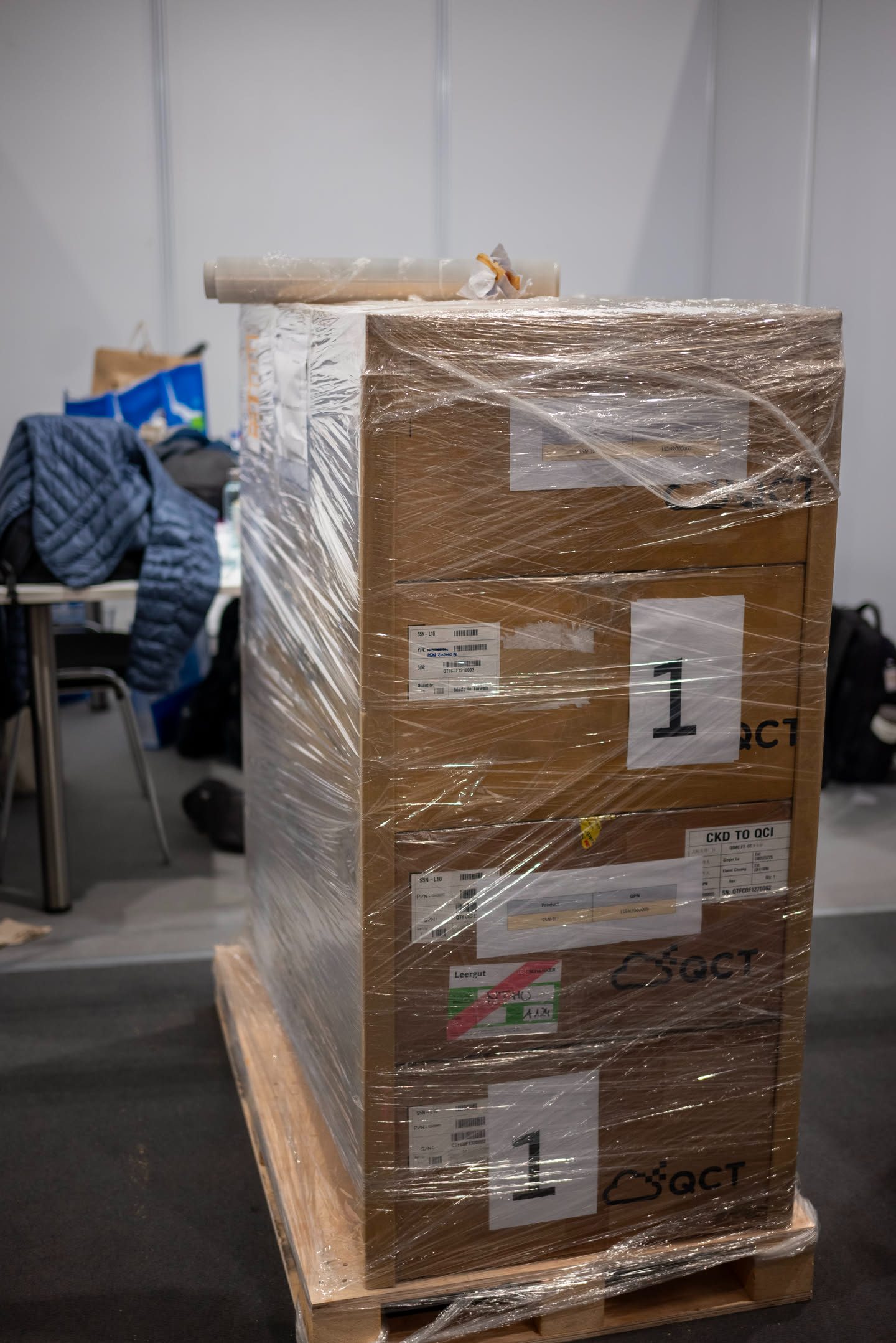 這樣就大功告成了！貼上 DB 送來的標籤，剩下就交給貨運公司了