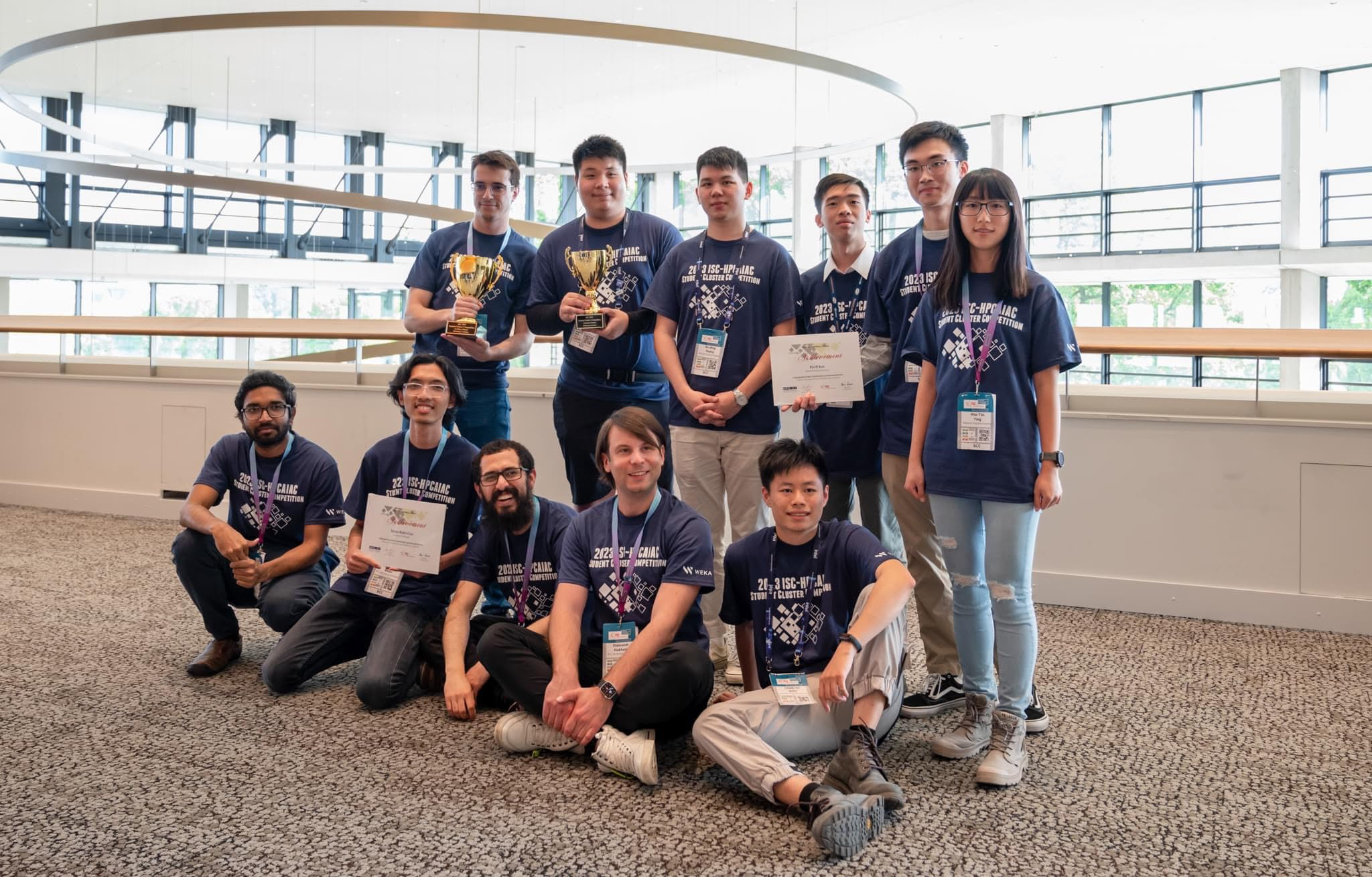 跟其他國家的得獎隊伍合照，還有很多搞笑照片，但我仍然選擇放上最正常的一張