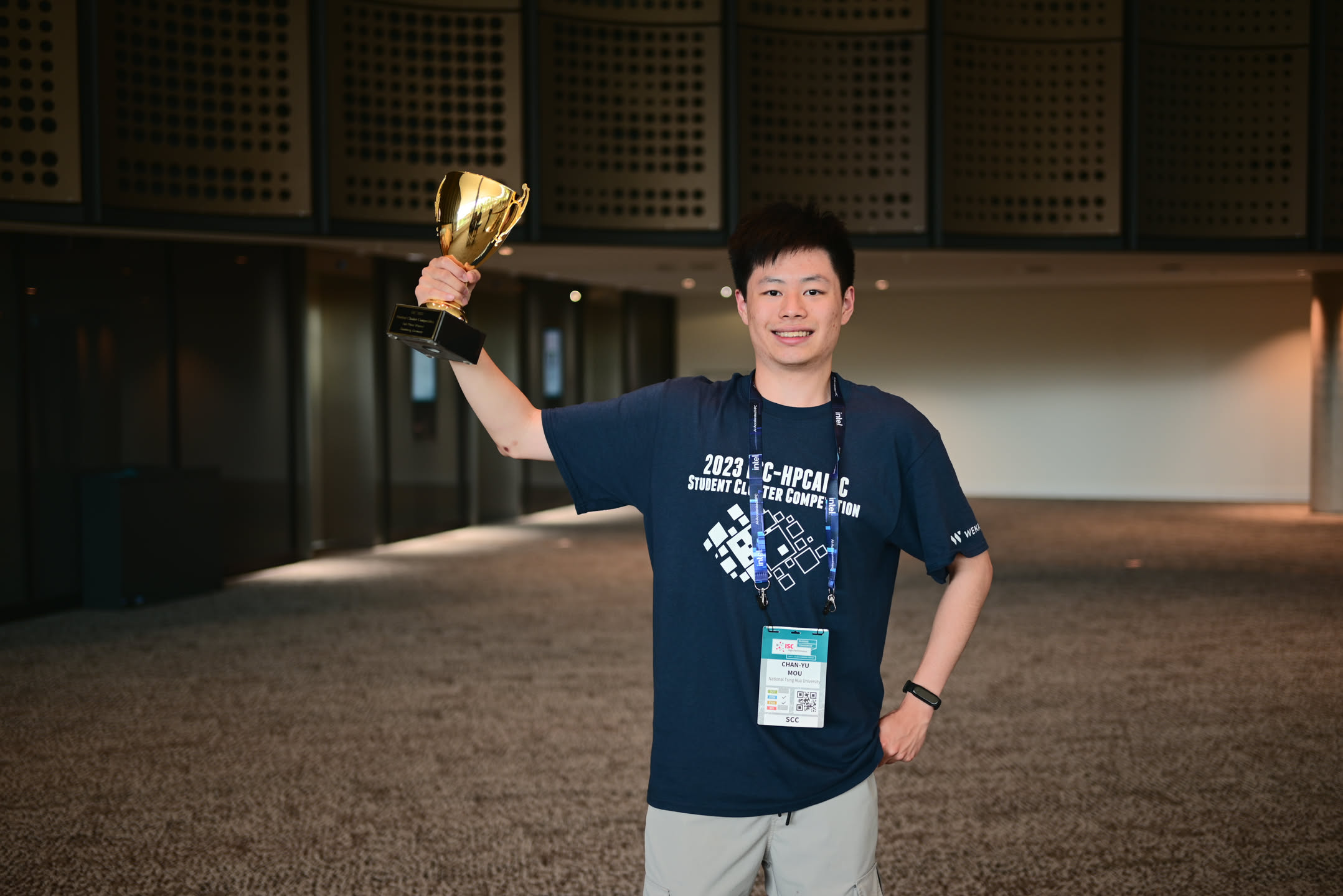 漢堡 CCH 的大會議廳旁邊有一個景深很深的空間，暗灰色的背景很適合拍得獎照片，幫每個人都拍了一張