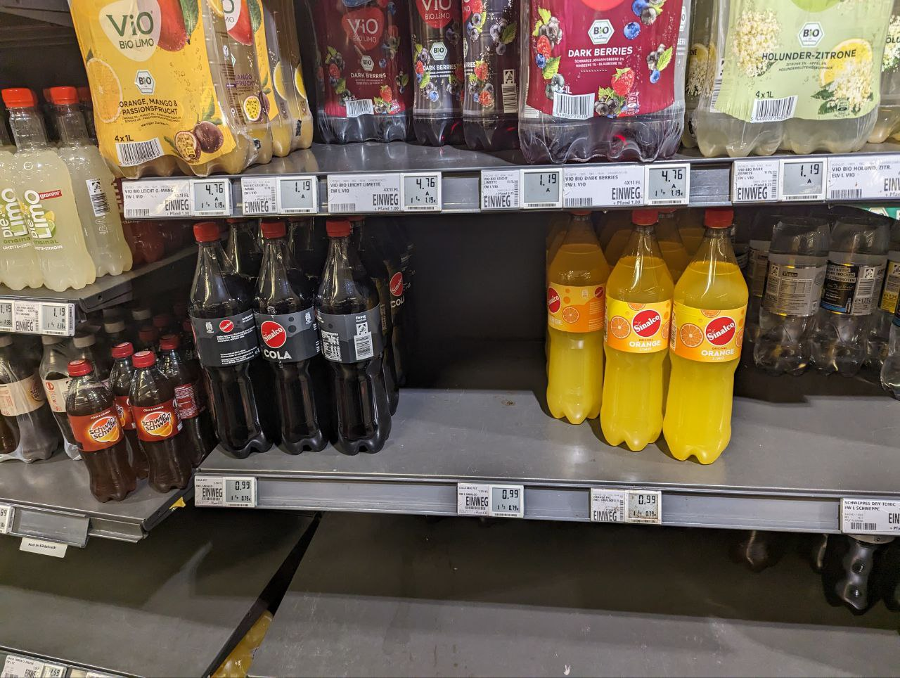 其中最重要得事情就是去超市囤糧，作為窮學生，基本上外食沒有東西是我們吃的起得，靠超市度過接下來五天的早餐還是很有必要的。一般來說我都靠一包吐司+一罐草莓果醬，配上幾罐大罐的可樂/盜版可樂，剛好夠吃五天的早餐，