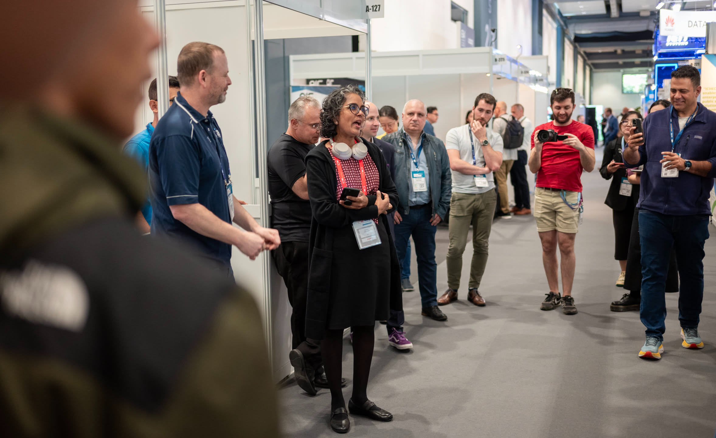 宣布比賽開始沒有什麼特別的儀式，把大家叫過來，完成指定任務比賽就開始了，我們那年是要去整個展場找埋伏的志工，收集自己隊伍的衣服後就能換得含有題目的隨身碟。