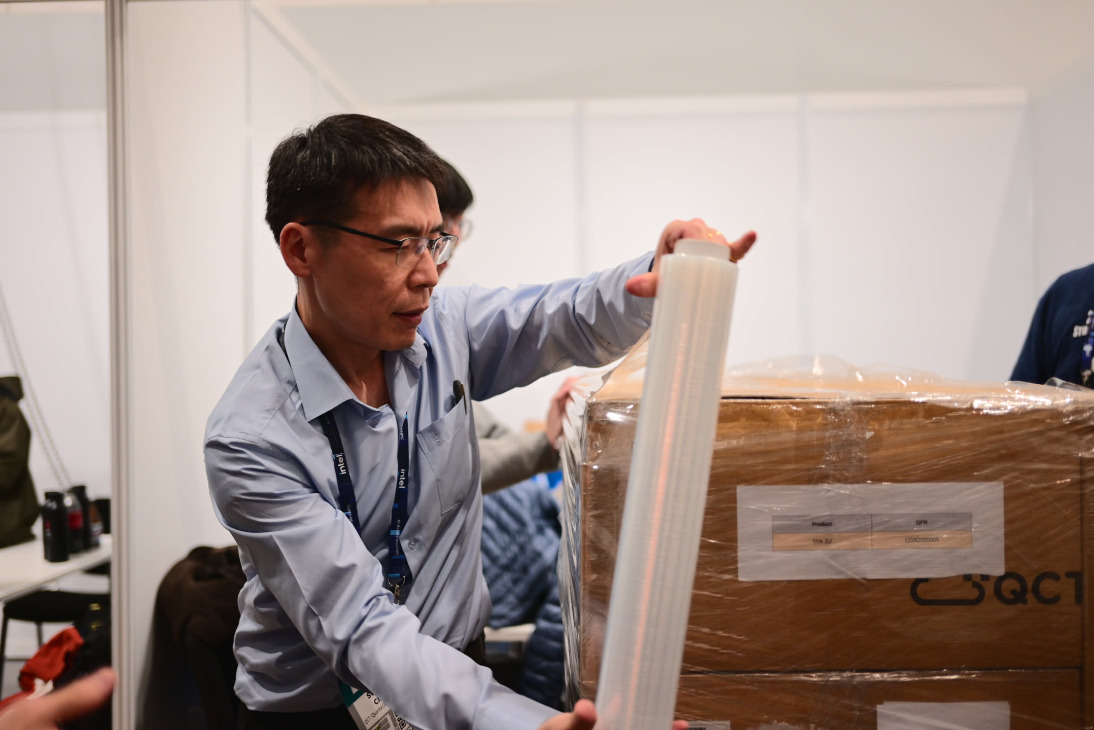 廣達的工程師也來幫我們完成最後的收拾及打包，要用這個膜把箱子捆在棧板上固定住，方便運送