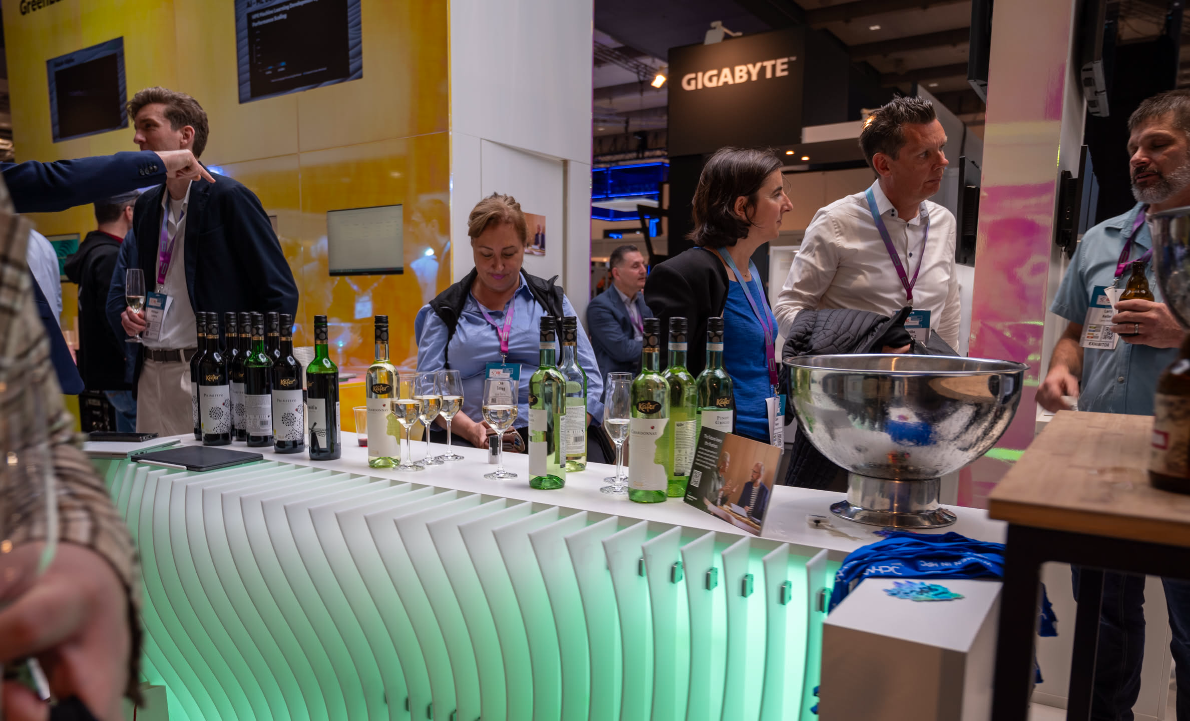 歐洲 Conference 在開幕得第一天，都會有 Happy Hour，每個 Booth 會突然變成 Bar 一起快樂喝酒聊天。