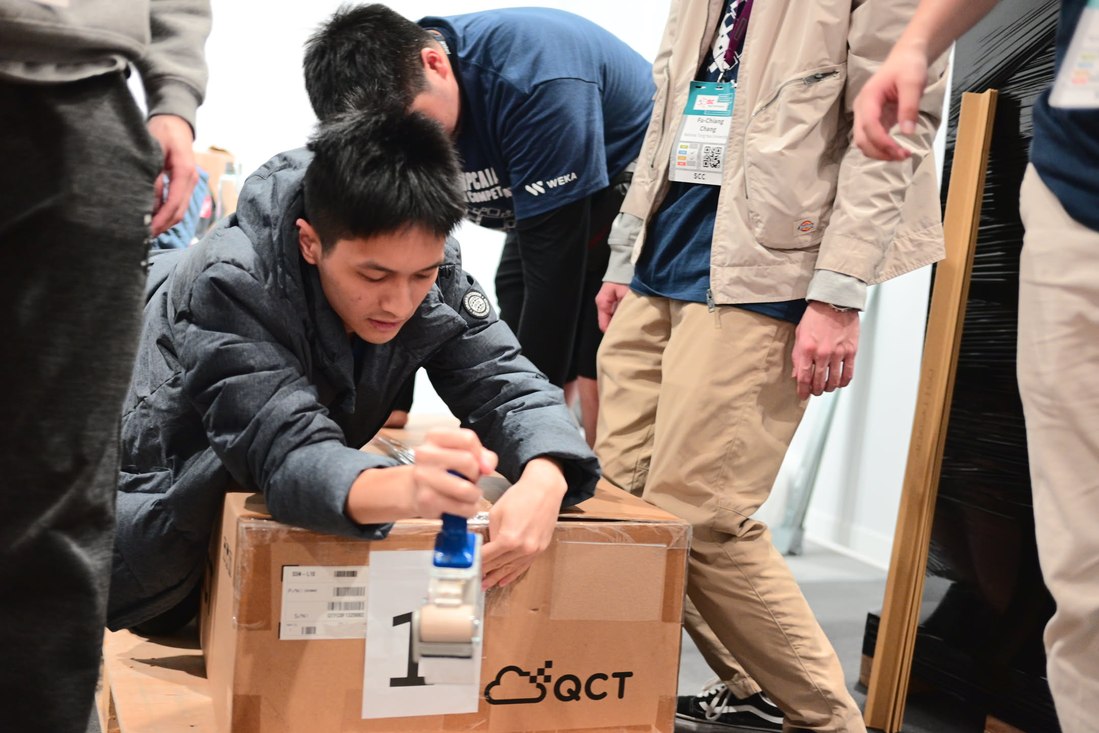 雖然得獎很開心，但場撤的死線也很緊張，大家都要邊聊天邊瘋狂裝箱準備將機器運回台灣