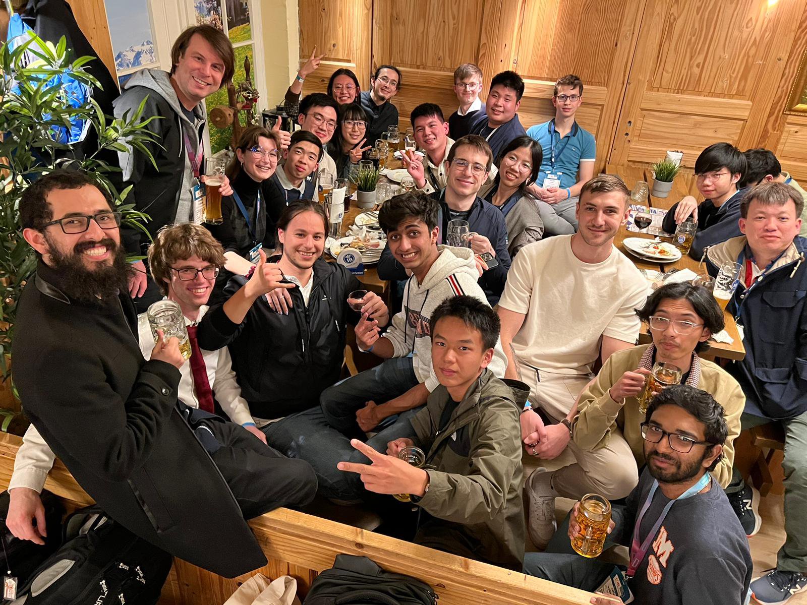 我們會跟比較熟識的學校一起相約在同一場 Reception，酒過三巡，不敢講英文的同學也會自然地聊起天來，第一天就能有這樣的活動大大促進了後續的交流。