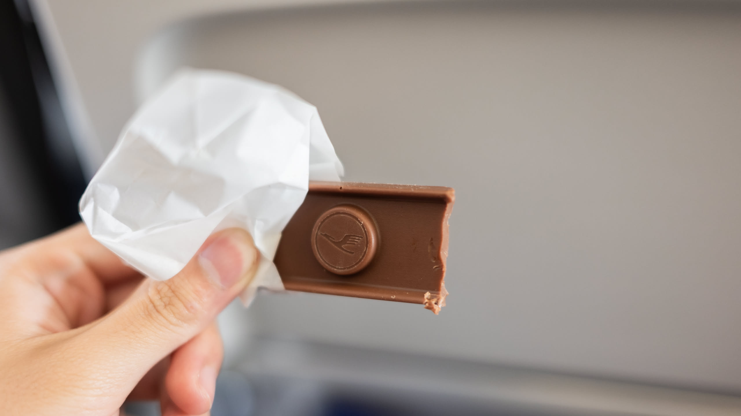 幾經波折終於抵達德國漢堡，這一路折騰唯一可圈可點的大概是漢莎航空的巧克力，為了安撫旅客的情緒，每次宣布延誤他們空服人員就會出來發一批巧克力和水，我喜聞樂見的每次都拿兩三個，來安撫我疲憊又受傷的心靈。