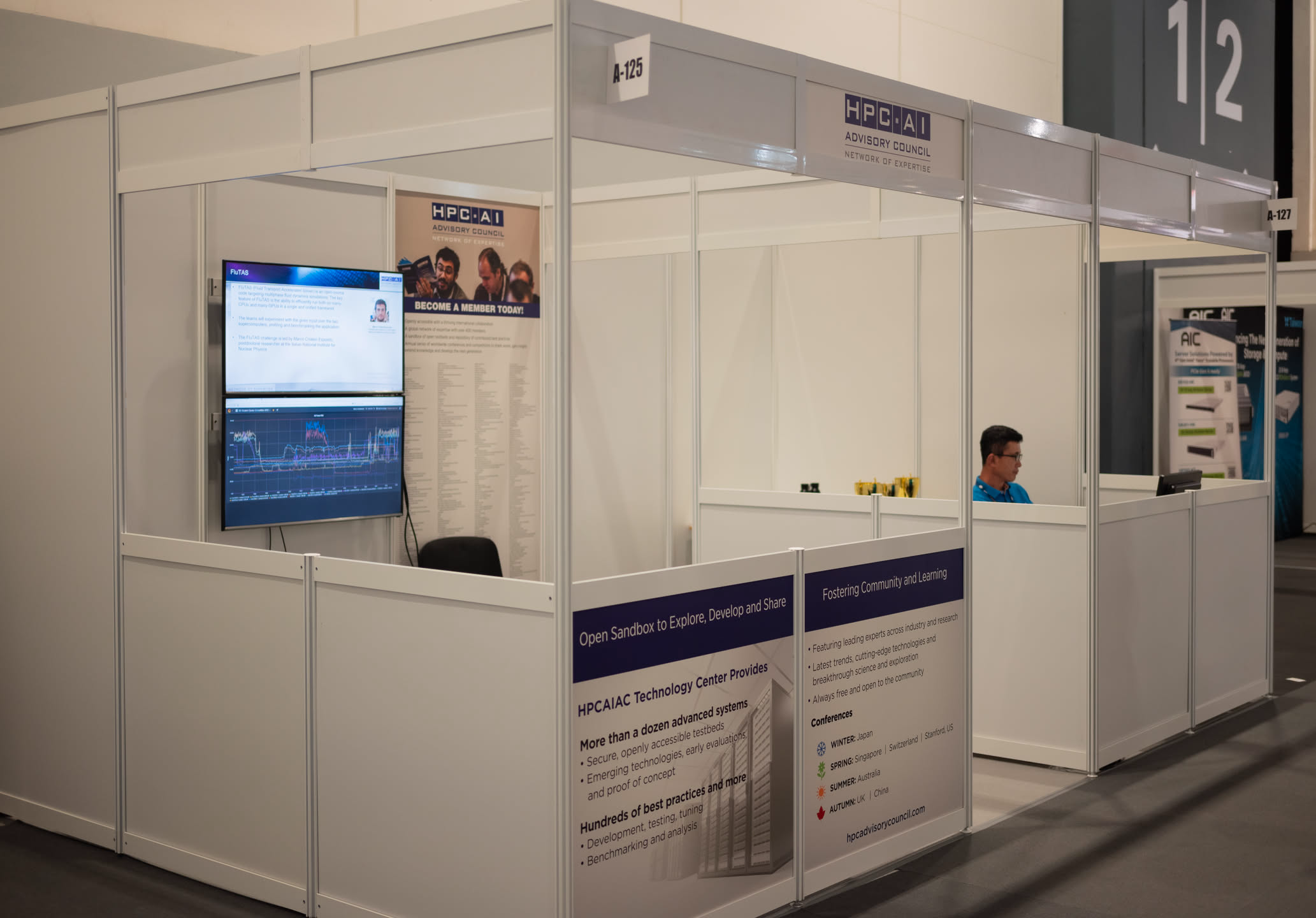 我們會在這樣的 Booth 內比賽，伺服器機櫃及所有參賽隊員都需要在這裡面，一起在這裡拼搏兩天