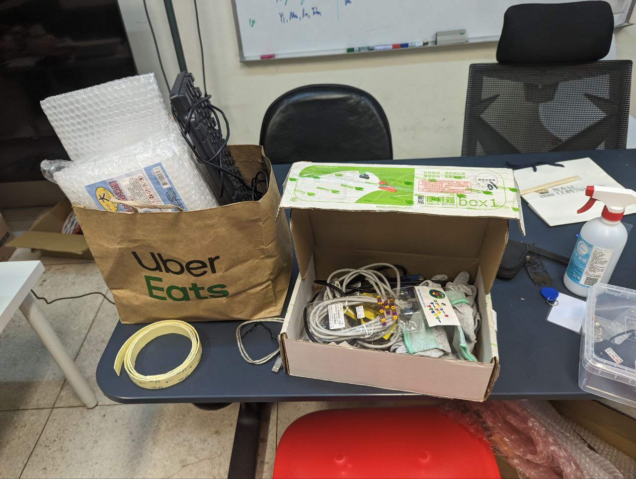 比賽雜物整理好，之後要分裝到大家的行李箱